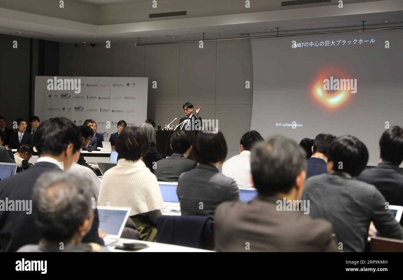 (190410) -- TOKYO, 10 aprile 2019 (Xinhua) -- Mareki Honma, professore del National Astronomical Observatory of Japan (NAOJ), condivide informazioni sulla prima immagine di un buco nero durante una conferenza stampa tenutasi a Tokyo, in Giappone, il 10 aprile 2019. La prima foto scattata con successo di un buco nero è stata rivelata mercoledì dall'Event Horizon Telescope (EHT) a Tokyo, in Giappone, insieme ad altre cinque città in tutto il mondo. (Xinhua/Du Xiaoyi) GIAPPONE-TOKYO-BUCO NERO-CONFERENZA STAMPA PUBLICATIONxNOTxINxCHN Foto Stock