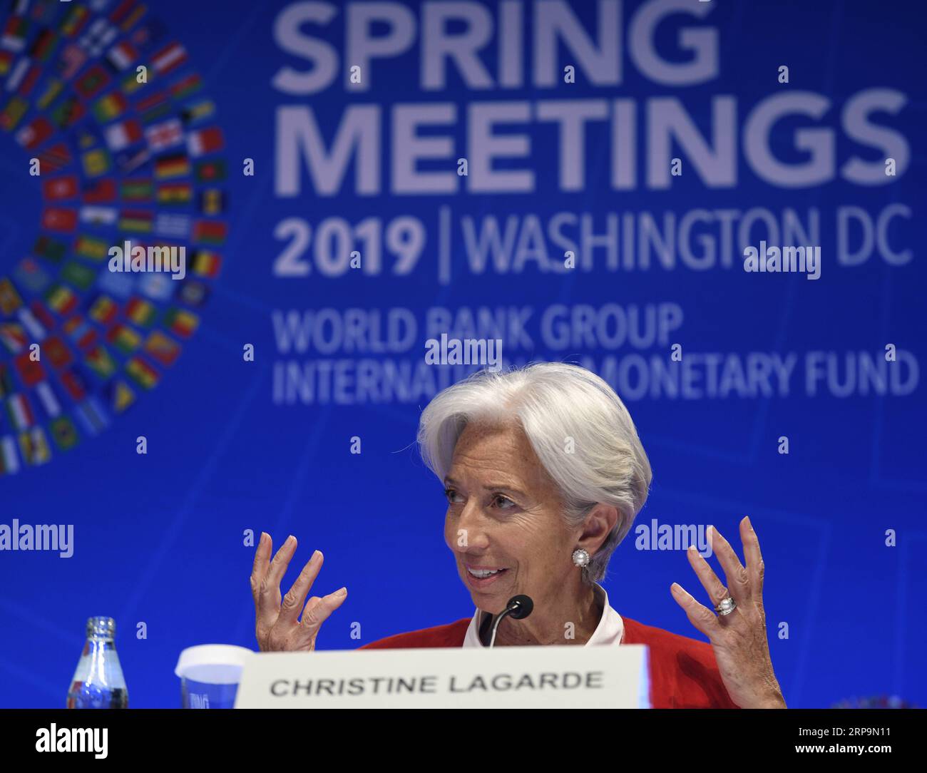 (190412) -- WASHINGTON, 12 aprile 2019 -- Christine Lagarde, capo del Fondo monetario internazionale (FMI), parla durante una conferenza stampa alle riunioni di primavera del FMI e della Banca Mondiale a Washington D.C., negli Stati Uniti, l'11 aprile 2019. Christine Lagarde giovedì ha esortato i responsabili politici a non danneggiare ed evitare politiche commerciali sbagliate, poiché l'economia globale subisce un rallentamento su vasta scala con la prospettiva di un rimbalzo precario. ) U.S.-WASHINGTON-FMI-CHRISTINE LAGARDE-CONFERENZA STAMPA LIUXJIE PUBLICATIONXNOTXINXCHN Foto Stock