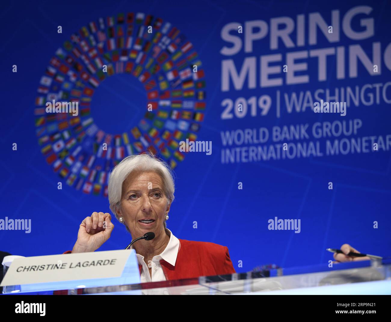 (190412) -- WASHINGTON, 12 aprile 2019 -- Christine Lagarde, capo del Fondo monetario internazionale (FMI), parla durante una conferenza stampa alle riunioni di primavera del FMI e della Banca Mondiale a Washington D.C., negli Stati Uniti, l'11 aprile 2019. Christine Lagarde giovedì ha esortato i responsabili politici a non danneggiare ed evitare politiche commerciali sbagliate, poiché l'economia globale subisce un rallentamento su vasta scala con la prospettiva di un rimbalzo precario. ) U.S.-WASHINGTON-FMI-CHRISTINE LAGARDE-CONFERENZA STAMPA LIUXJIE PUBLICATIONXNOTXINXCHN Foto Stock