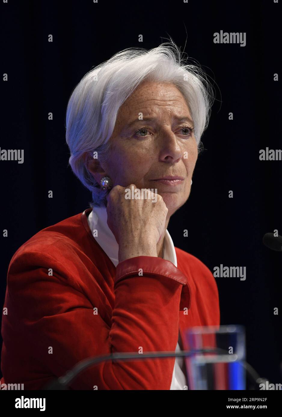 (190412) -- WASHINGTON, 12 aprile 2019 -- Christine Lagarde, capo del Fondo monetario internazionale (FMI), partecipa a una conferenza stampa alle riunioni di primavera del FMI e della Banca Mondiale a Washington D.C., negli Stati Uniti, l'11 aprile 2019. Christine Lagarde giovedì ha esortato i responsabili politici a non danneggiare ed evitare politiche commerciali sbagliate, poiché l'economia globale subisce un rallentamento su vasta scala con la prospettiva di un rimbalzo precario. ) U.S.-WASHINGTON-FMI-CHRISTINE LAGARDE-CONFERENZA STAMPA LIUXJIE PUBLICATIONXNOTXINXCHN Foto Stock