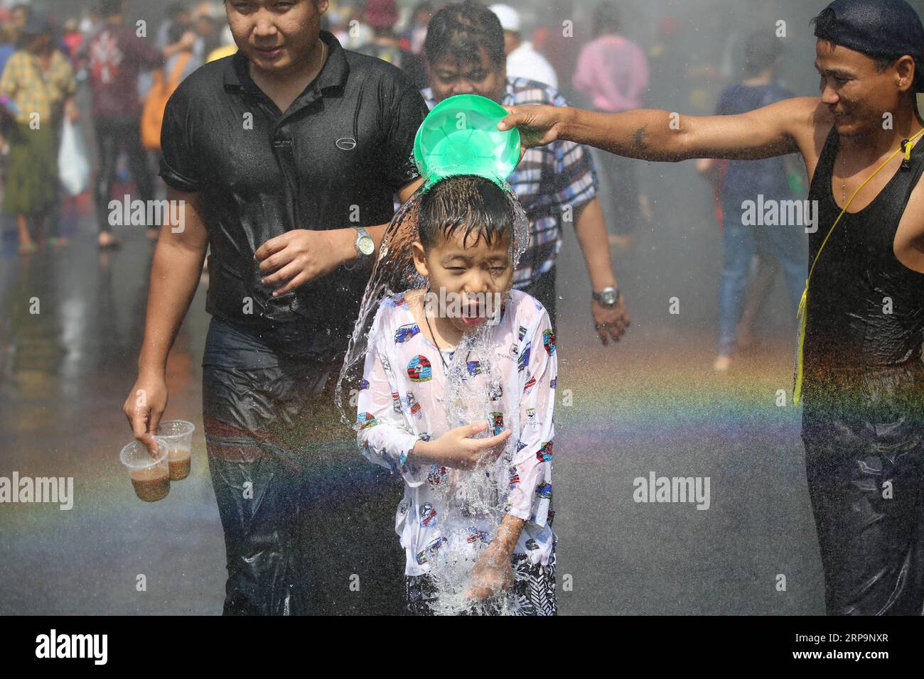 (190413) -- YANGON, 13 aprile 2019 -- la gente festeggia durante il festival dell'acqua a Yangon, Myanmar, 13 aprile 2019. Il tradizionale Thingyan Water Festival del Myanmar ha avuto inizio in tutto il paese sabato mattina. MYANMAR-YANGON-TRADITIONAL WATER FESTIVAL UxAung PUBLICATIONxNOTxINxCHN Foto Stock