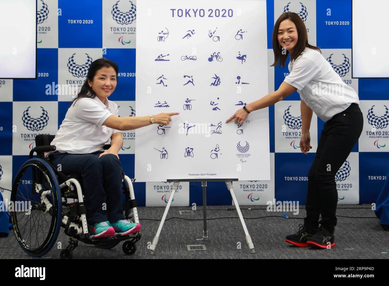 (190413) -- TOKYO, 13 aprile 2019 (Xinhua) -- gli atleti paralimpici giapponesi Aki Taguchi (L) e Mami Tani mostrano i pittogrammi sportivi per i Giochi paralimpici di Tokyo 2020 all'evento di presentazione a Tokyo, in Giappone, il 13 aprile 2019. Il Comitato organizzatore dei Giochi Olimpici e Paralimpici di Tokyo ha svelato i pittogrammi ufficiali dello sport paralimpico, tra cui 23 disegni per 22 sport paralimpici il sabato. (Xinhua/Jiang Yucen) (SP)PITTOGRAMMI GIAPPONE-TOKYO-PARALIMPICI PUBLICATIONxNOTxINxCHN Foto Stock