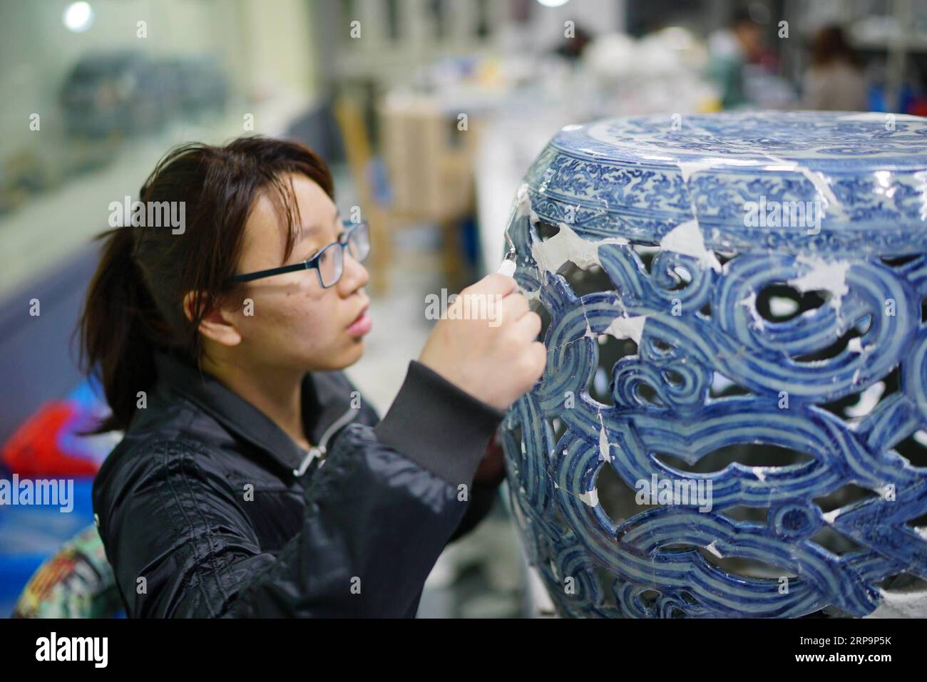 (190413) -- JINGDEZHEN, 13 aprile 2019 (Xinhua) -- Un operaio ripristina pezzi di porcellana a Jingdezhen, provincia di Jiangxi, Cina orientale, 12 aprile 2019. In preparazione della mostra di porcellana di Jingdezhen della metà del XV secolo della dinastia Ming che si terrà a Shanghai nel mese di giugno, i tecnici stanno lavorando al restauro di frammenti di porcellana scoperti da forni reali. Un totale di 170 pezzi di porcellana pregiata proveniente dai forni reali incontreranno il pubblico della mostra. (Xinhua/Zhou mi) CHINA-JIANGXI-JINGDEZHEN-PORCELAIN RESTORATION (CN) PUBLICATIONxNOTxINxCHN Foto Stock