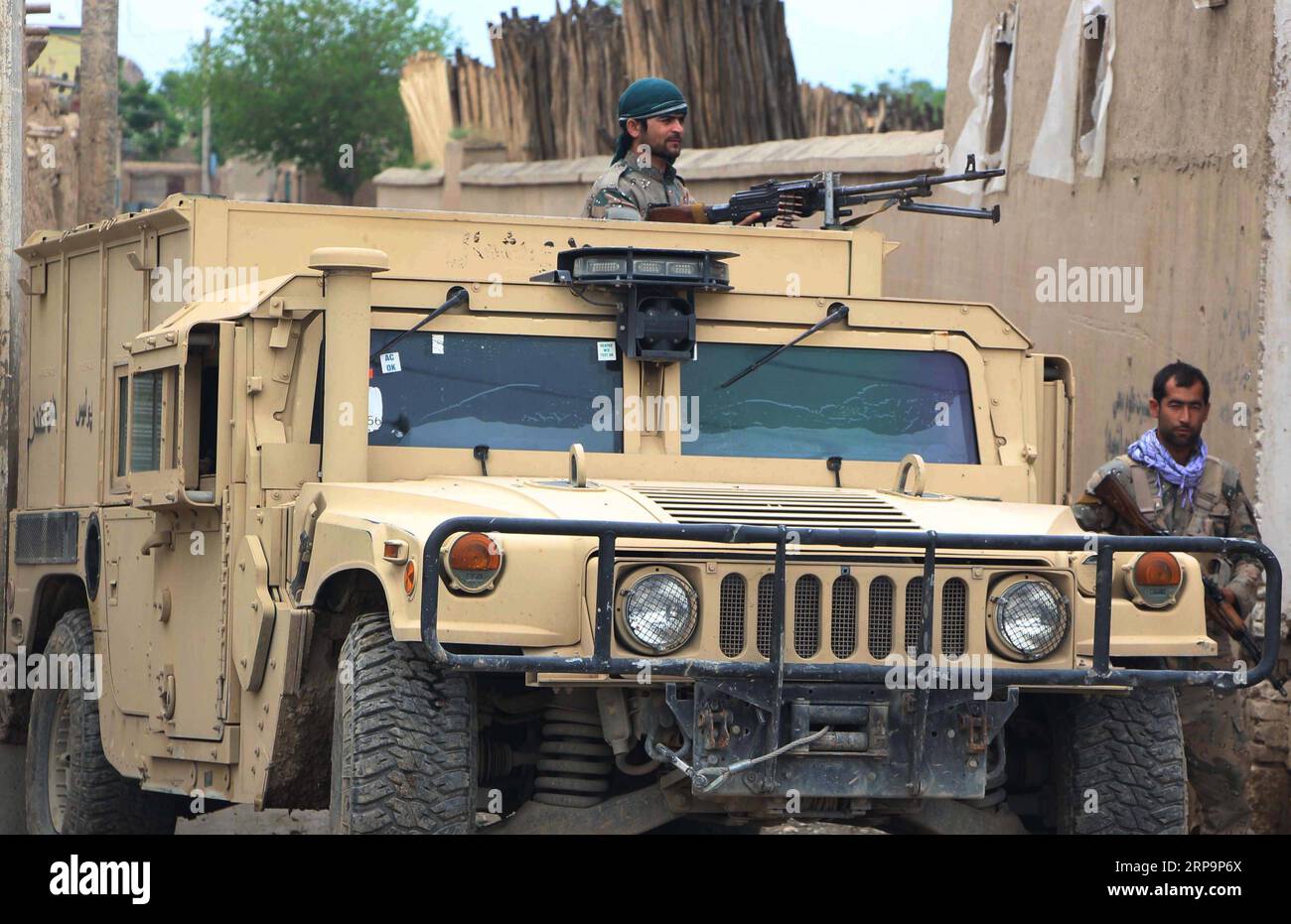 (190413) -- KUNDUZ, 13 aprile 2019 -- foto scattata il 13 aprile 2019 mostra un veicolo militare della forza di sicurezza afghana durante una lotta contro i talebani nella provincia di Kunduz, Afghanistan. All'inizio di venerdì, il gruppo militante talebano ha annunciato il lancio di un'offensiva annuale chiamata al-Fath , che significa vittoria in lingua araba. AFGHANISTAN-KUNDUZ-OPERAZIONE MILITARE AjmalxKakar PUBLICATIONxNOTxINxCHN Foto Stock