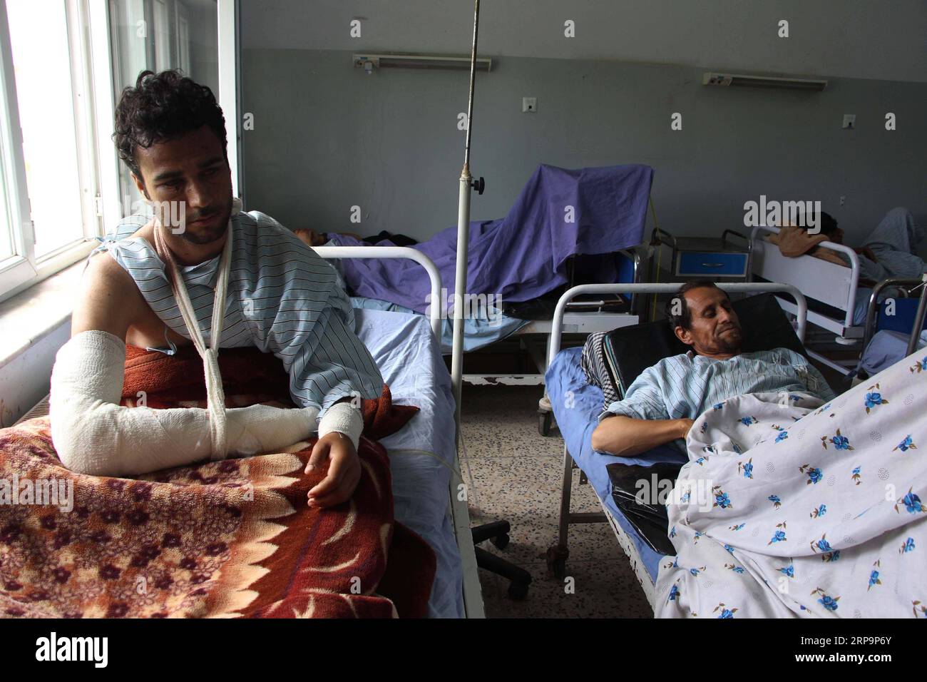 (190413) -- KUNDUZ, 13 aprile 2019 -- gli uomini feriti ricevono cure mediche in un ospedale locale nella provincia di Kunduz, Afghanistan, 13 aprile 2019. All'inizio di venerdì, il gruppo militante talebano ha annunciato il lancio di un'offensiva annuale chiamata al-Fath , che significa vittoria in lingua araba. AFGHANISTAN-KUNDUZ-OPERAZIONE MILITARE AjmalxKakar PUBLICATIONxNOTxINxCHN Foto Stock