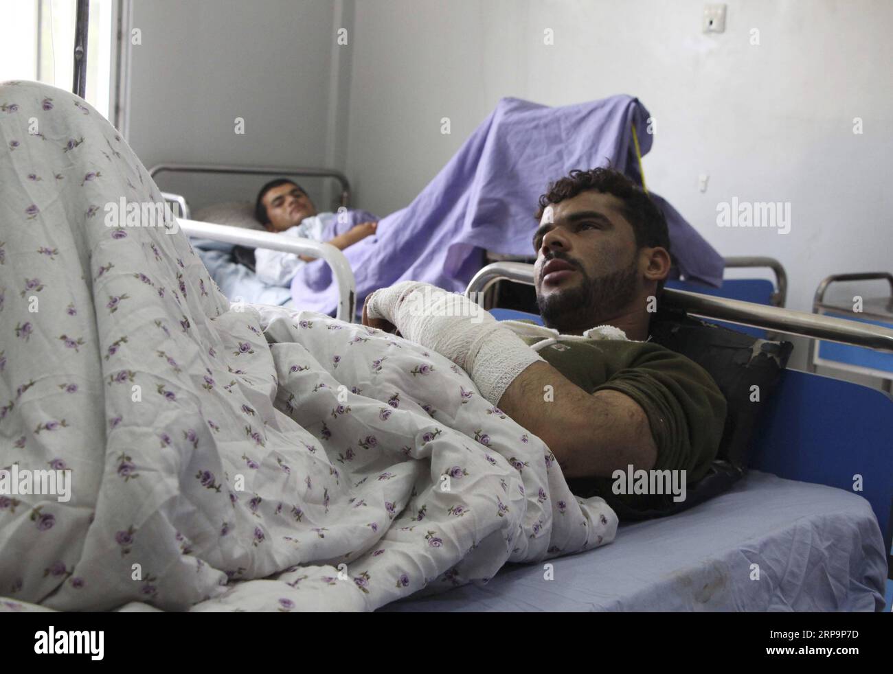 (190413) -- KUNDUZ, 13 aprile 2019 -- un uomo ferito riceve cure mediche in un ospedale locale nella provincia di Kunduz, Afghanistan, 13 aprile 2019. All'inizio di venerdì, il gruppo militante talebano ha annunciato il lancio di un'offensiva annuale chiamata al-Fath , che significa vittoria in lingua araba. AFGHANISTAN-KUNDUZ-OPERAZIONE MILITARE AjmalxKakar PUBLICATIONxNOTxINxCHN Foto Stock