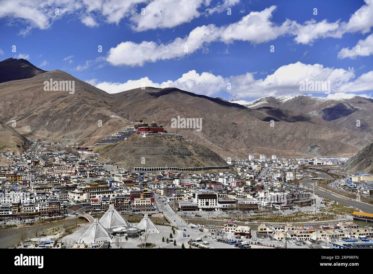 (190415) -- YUSHU, 15 aprile 2019 (Xinhua) -- Una veduta dall'alto della prefettura autonoma di Yushu Tibet è visibile nella foto scattata il 14 aprile 2019 nella provincia del Qinghai nella Cina nord-occidentale. Nove anni dopo un catastrofico terremoto ha colpito Yushu, che ha ucciso migliaia di persone, nuove scuole, ospedali e piazze sono state spazzate via dai detriti, e la gente del posto sta ricostruendo la loro nuova vita. (Xinhua/Zhang Long) CHINA-QINGHAI-YUSHU-NEW LOOK (CN) PUBLICATIONxNOTxINxCHN Foto Stock