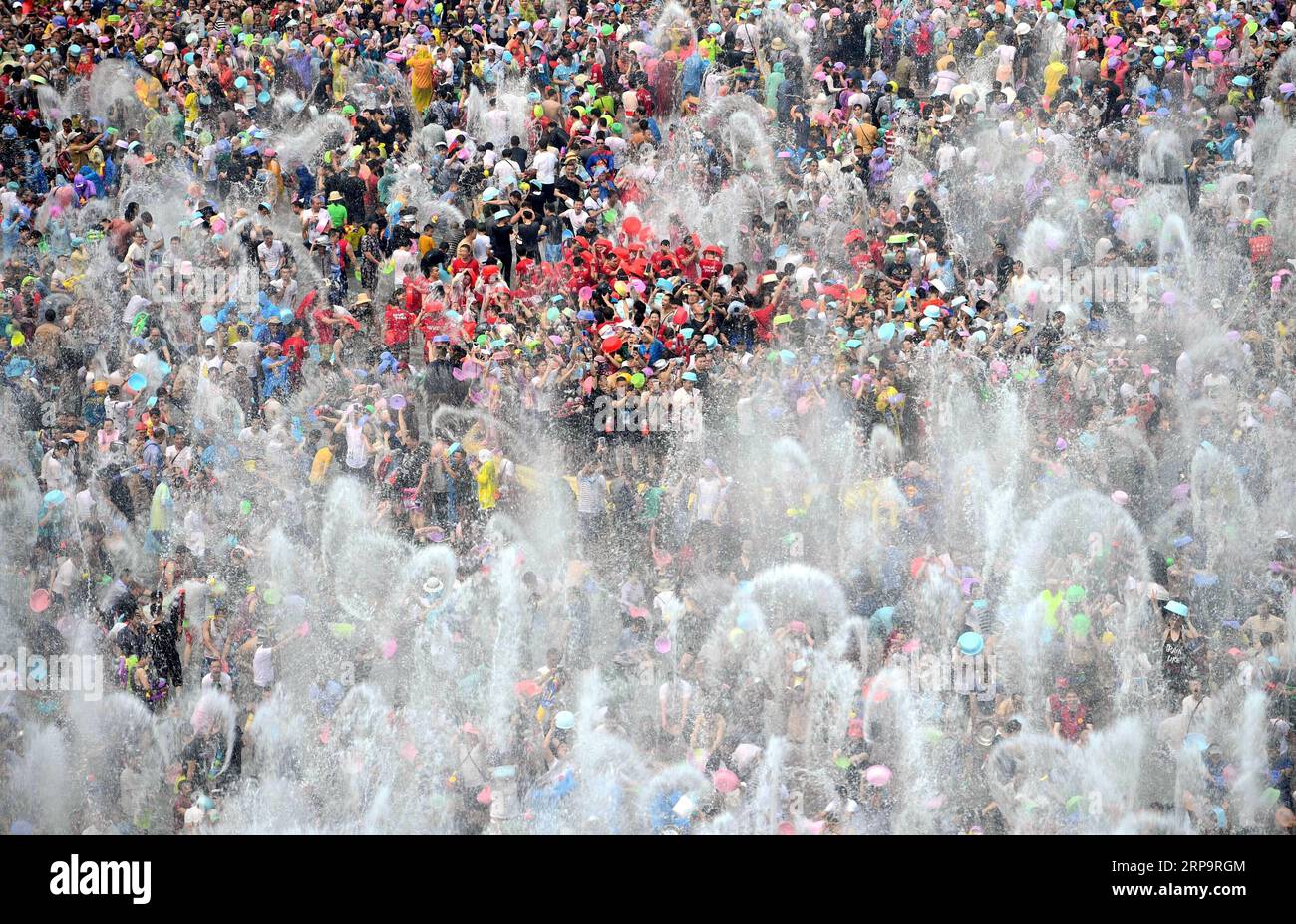 (190415) -- XISHUANGBANNA, 15 aprile 2019 -- la gente festeggia il festival della spolveratura d'acqua in una piazza nella città di Jinghong, prefettura autonoma dai di Xishuangbanna, provincia dello Yunnan della Cina sud-occidentale, 15 aprile 2019. Le persone si cospargono l'acqua l'una verso l'altra per pregare per la buona fortuna durante il tradizionale festival dell'acqua, che è anche il festival di Capodanno del gruppo etnico dai. Qin Qing) CHINA-YUNNAN-XISHUANGBANNA-WATER SPRINKLING FESTIVAL (CN) qinqing PUBLICATIONxNOTxINxCHN Foto Stock