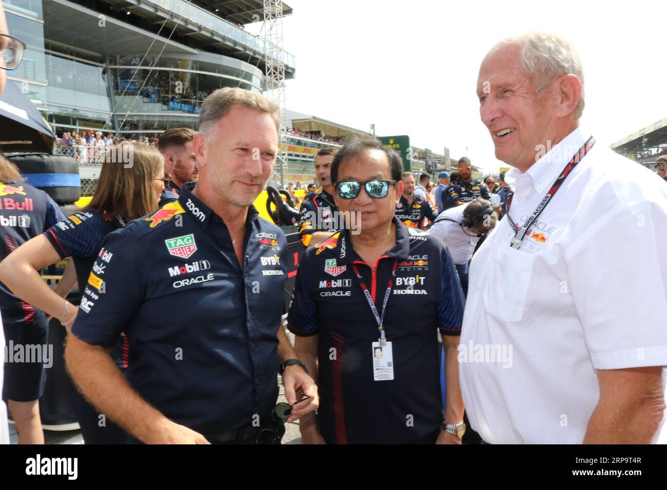 Monza, Italia. 3 settembre 2023. MONZA, Italia, 3. Settembre 2023; Chalem Yoovidhya della Thailandia, Co-proprietario Red Bull, con Christian HORNER, Team Red Bull Racing Principal (L) e Dr. Helmut MARKO, ex pilota di F1 e consulente di Red Bull, Parco di Monza, autodromo, Formula uno, F1, gran Premio d'Italia, Grosser Preis von Italien, GP d'Italie, Motorsport, gara, Formel1, Honorarpflichtiges foto, fee liable image, Copyright © Arthur THILL/ATP Images (THILL Arthur/ATP/SPP) credito: SPP Sport Press Photo. /Alamy Live News Foto Stock