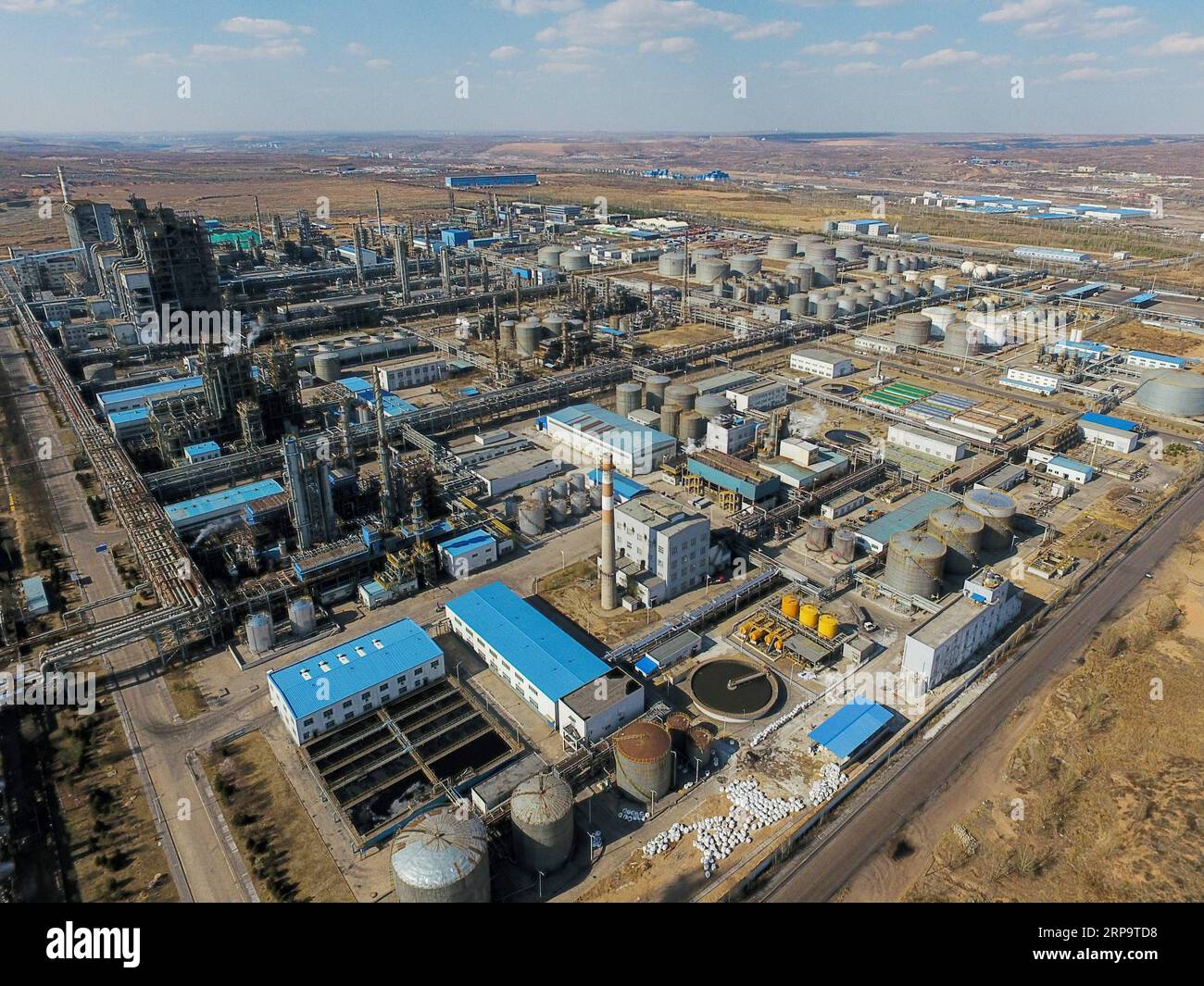 (190416) -- ORDOS, 16 aprile 2019 (Xinhua) -- foto aerea scattata l'11 aprile 2019 mostra la fabbrica di liquefazione del carbone della CHN Energy a Ordos, nella regione autonoma della Mongolia interna della Cina settentrionale. (Xinhua/Liu lei) CHINA-INNER MONGOLIA-ORDOS-COAL LIQUEFACTION (CN) PUBLICATIONxNOTxINxCHN Foto Stock