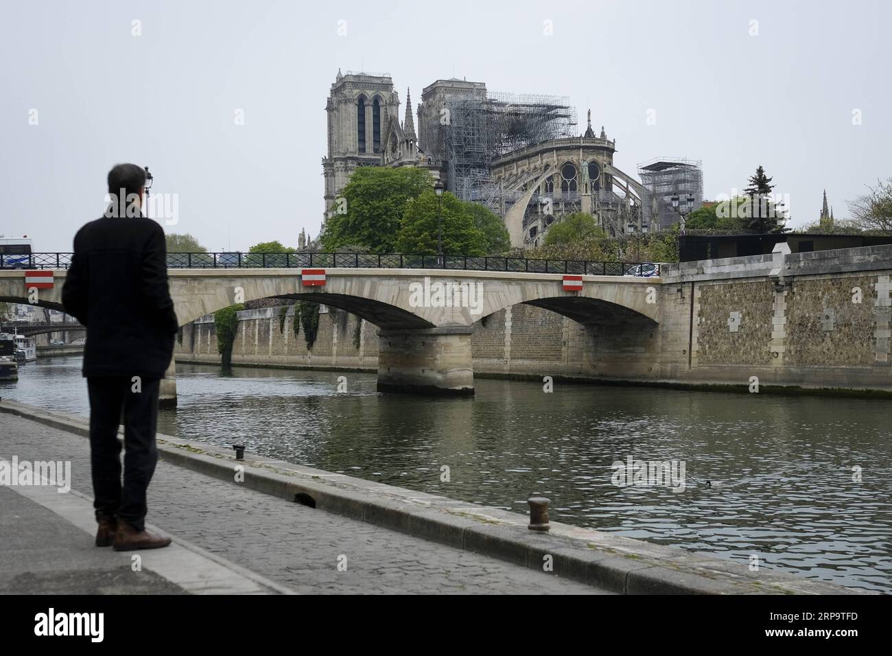 (190416) -- PARIGI, 16 aprile 2019 -- Un uomo guarda la Cattedrale di Notre Dame danneggiata dopo un incendio nel centro di Parigi, capitale della Francia, 16 aprile 2019. Il devastante incendio alla cattedrale di Notre Dame nel centro di Parigi è stato spento dopo 15 ore di incendio, i media locali hanno riferito martedì. ) FRANCE-PARIS-NOTRE DAME CATHEDRAL-FIRE ALEXANDREXKARMEN PUBLICATIONXNOTXINXCHN Foto Stock