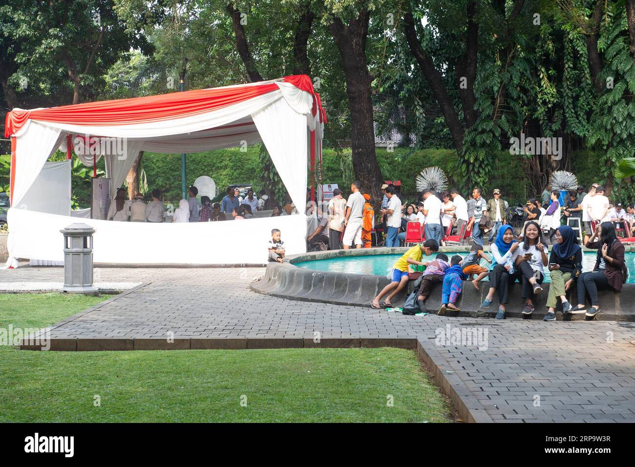 (190417) -- GIACARTA, 17 aprile 2019 (Xinhua) -- i membri del personale contano i voti dopo il processo di votazione in un centro di votazione a Giacarta, Indonesia. 17 aprile 2019. Mercoledì si sono chiusi i sondaggi per eleggere il presidente e i parlamentari indonesiani in tutto il vasto paese arcipelagico. I conteggi rapidi per i risultati preliminari sono iniziati alle 15:00 ora di Giacarta (0800 GMT) e i risultati non ufficiali sono attesi entro mercoledì, mentre i risultati ufficiali saranno annunciati dalla commissione elettorale a maggio. (Xinhua/Du Yu) INDONESIA-ELEZIONI-VOTI COUNT PUBLICATIONxNOTxINxCHN Foto Stock