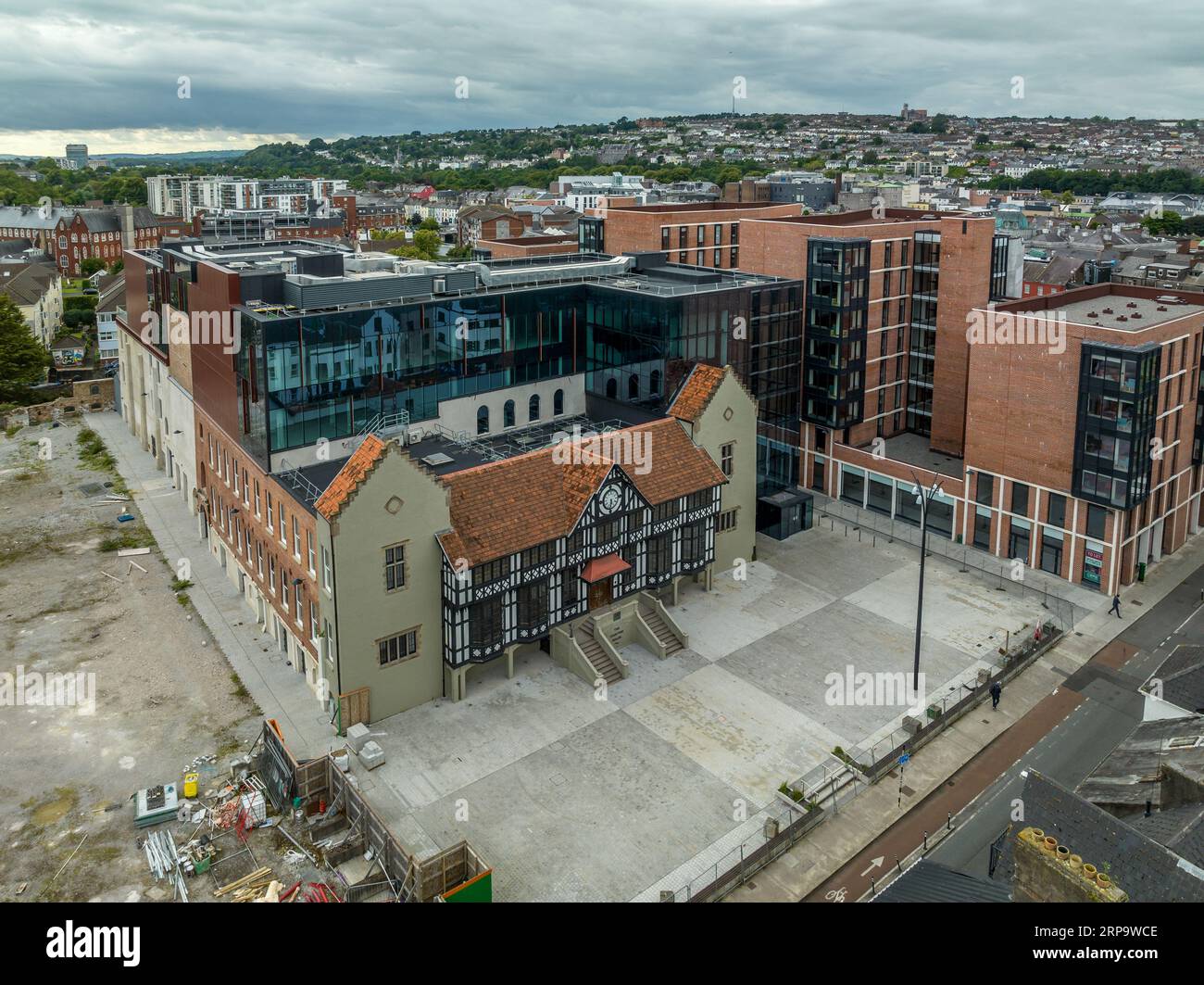 Vecchio contro nuovo, la casa di conteggio a Cork costruita in stile finto Tudor. L'edificio ha una facciata in legno per metà Foto Stock