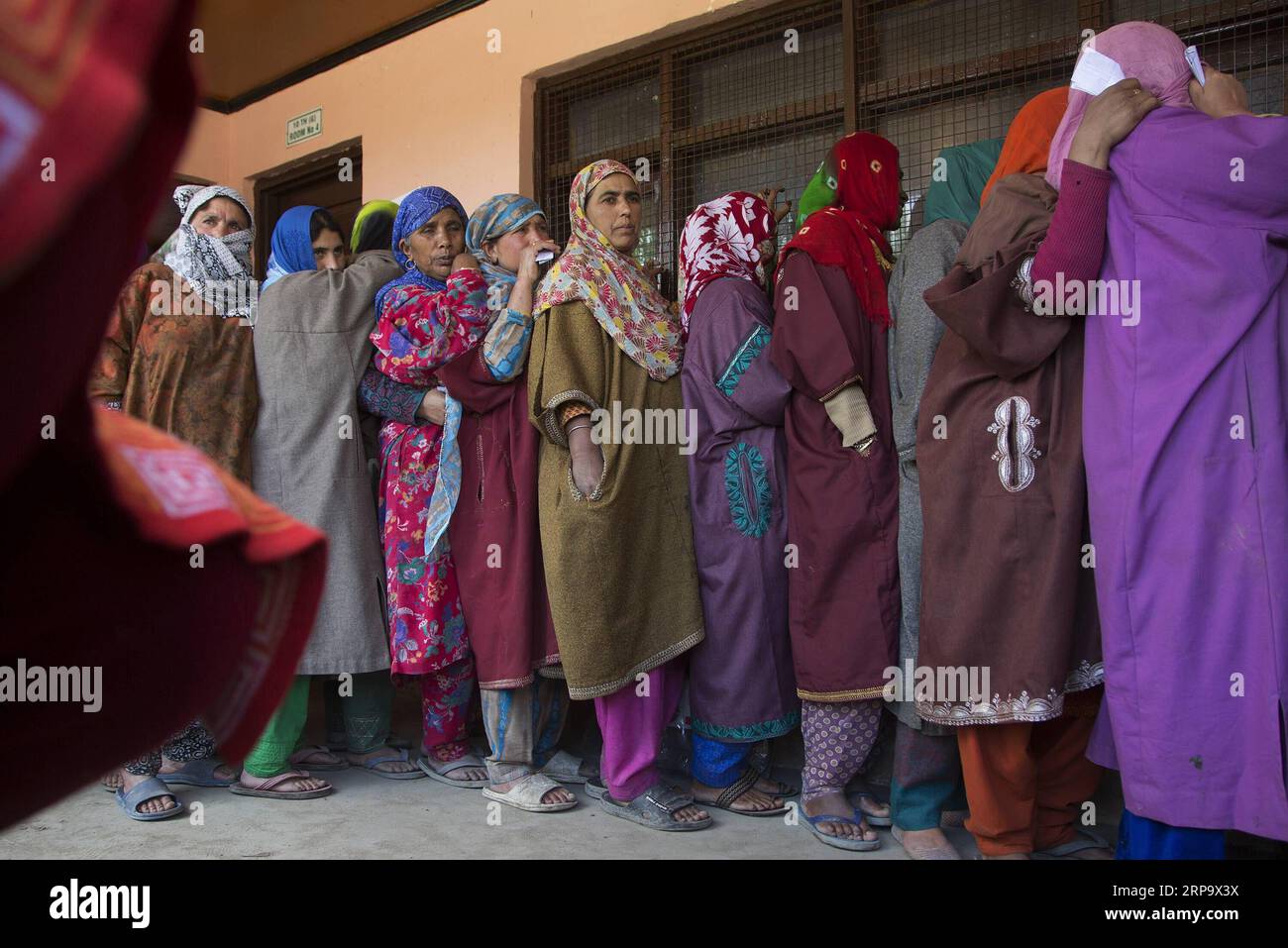 (190418) -- SRINAGAR, 18 aprile 2019 (Xinhua) -- le elettori del Kashmir si mettono in fila per esprimere i propri voti durante la seconda fase delle elezioni generali in India, fuori da un seggio elettorale nella periferia della città di Srinagar, capitale estiva del Kashmir controllato dagli indiani, 18 aprile 2019. (Xinhua/Javed Dar) KASHMIR-SRINAGAR-ELEZIONE-SECONDA FASE PUBLICATIONxNOTxINxCHN Foto Stock