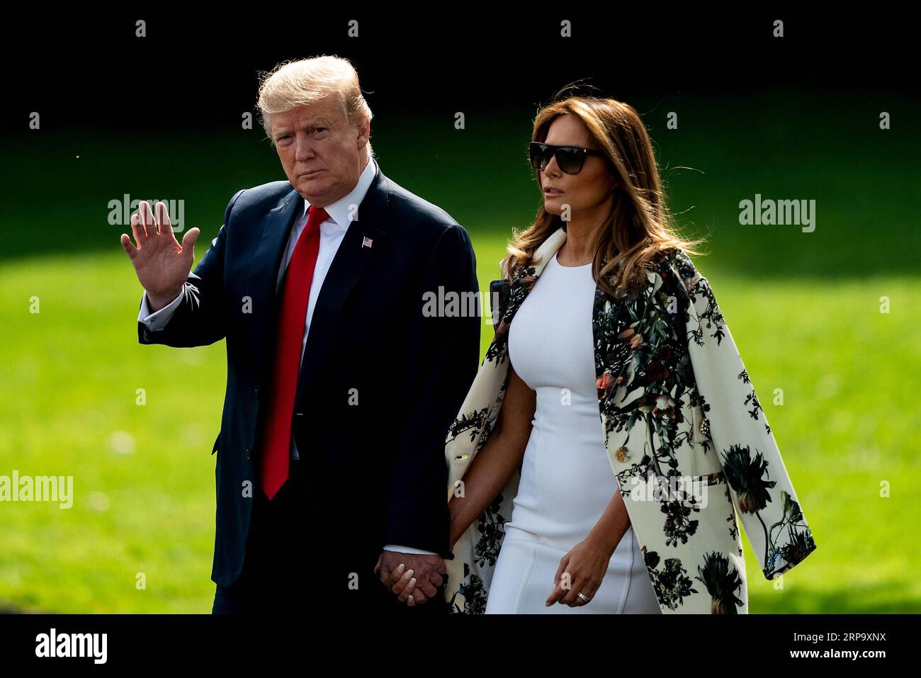 (190419) -- WASHINGTON D.C., 19 aprile 2019 -- il presidente degli Stati Uniti Donald Trump (L) e la first lady Melania Trump lasciano la Casa Bianca a Washington D.C., negli Stati Uniti, il 18 aprile 2019. ) U.S.-WASHINGTON D.C.-PRESIDENT-TRUMP TingxShen PUBLICATIONxNOTxINxCHN Foto Stock