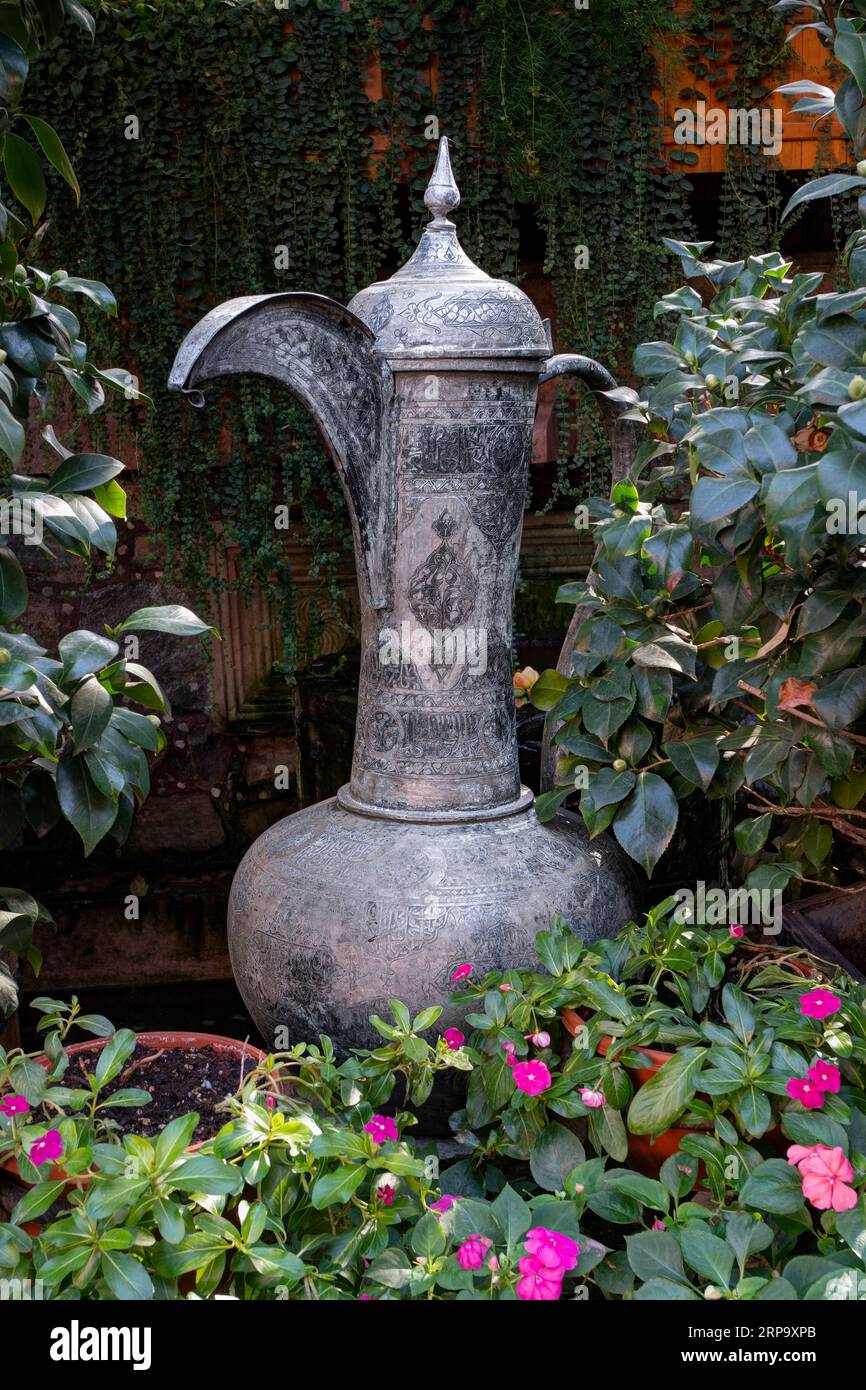 Vaso decorativo nel cortile interno dell'antico mercato della seta verde. Bursa, Turchia Foto Stock