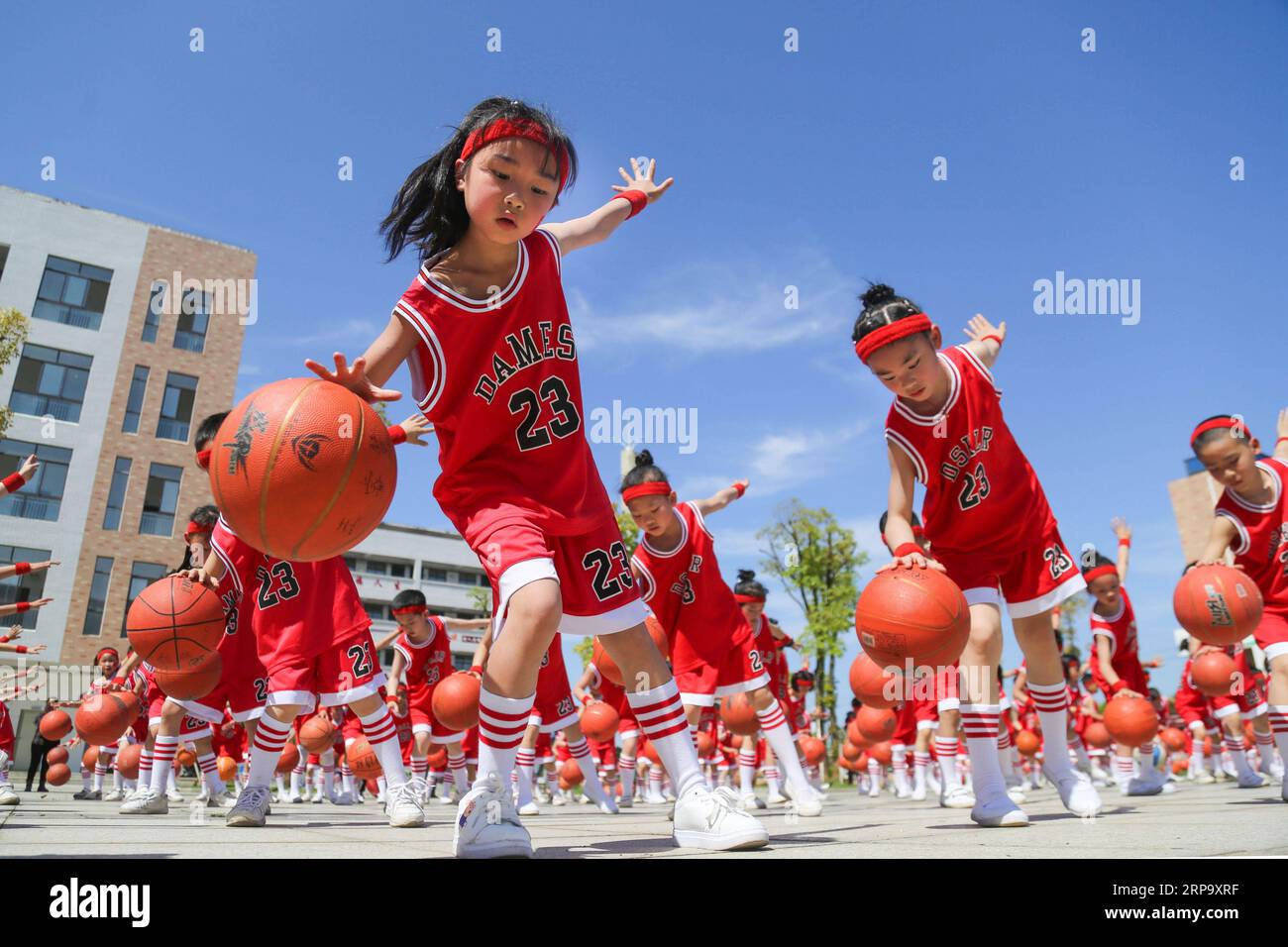 (190419) -- PECHINO, 19 aprile 2019 (Xinhua) -- gli studenti praticano il basket durante una pausa di classe alla No.2 Experimental Primary School nella contea di Xiajiang, nella provincia del Jiangxi della Cina orientale, il 17 aprile 2019. (Xinhua/Zeng Shuangquan) XINHUA FOTO DEL GIORNO PUBLICATIONxNOTxINxCHN Foto Stock