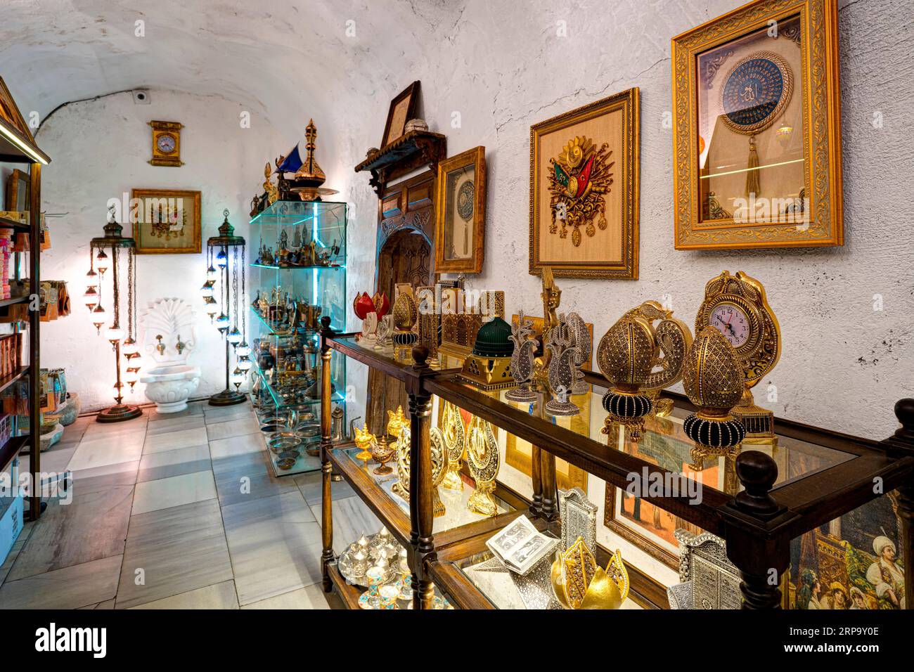 Interno di una delle molte sale del mercato dell'antiquariato della seta verde. Questa camera era un bagno turco prima di essere trasformata in una parte del negozio. Bursa, Turchia Foto Stock