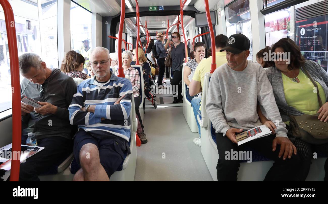 (190420) -- CANBERRA, 20 aprile 2019 (Xinhua) -- la gente siede su un treno alla stazione di Gungahlin Place a Canberra, Australia, il 20 aprile 2019. La tanto attesa ferrovia leggera nella capitale australiana Canberra ha aperto al pubblico sabato. Collegando Gungahlin Place a nord e Alinga Street nel centro della città, il percorso si estende per circa 12 chilometri, con 13 fermate. Il tragitto dura 24 minuti. L'evento ha coinciso con la festa di Pasqua. Molti residenti sono andati a fare un'esperienza di equitazione e hanno scattato foto con il treno. (Xinhua/Chu Chen) AUSTRALIA-CANBERRA-1A APERTURA METROPOLITANA LEGGERA PUBLICATIONxNOTxINxCHN Foto Stock