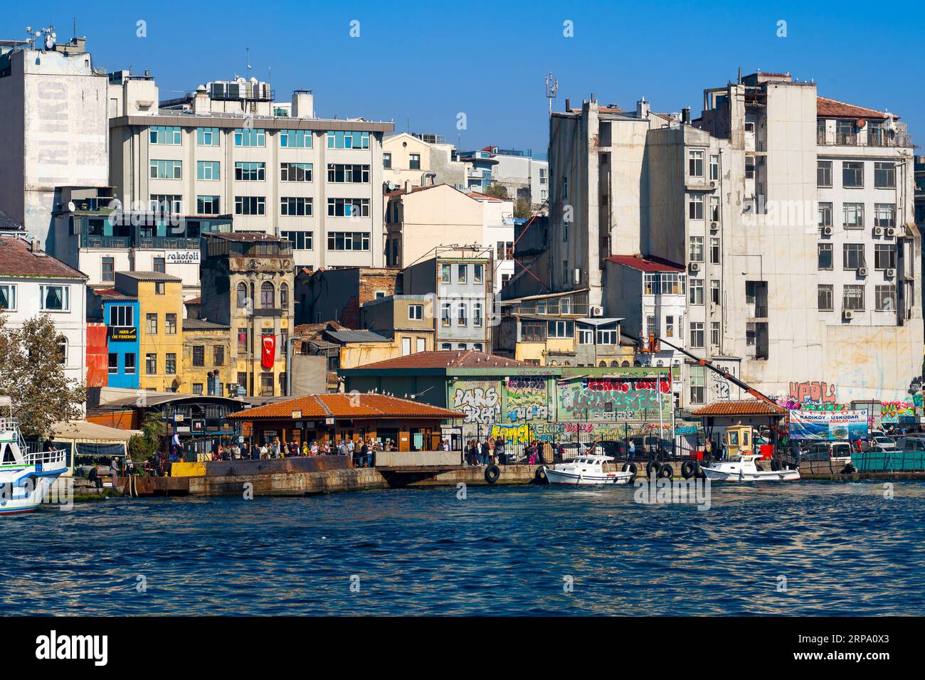 Molo di Karakoy, quartiere di Beyoglu, situato nella parte settentrionale del Corno d'Oro. Istanbul, Turchia. Foto Stock