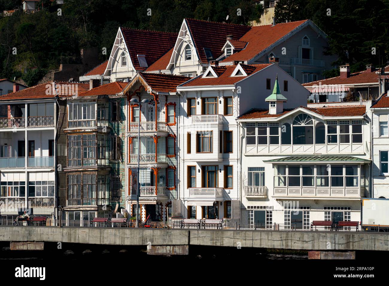 Residenze sul lungomare (Yali) sullo stretto del Bosforo. Istanbul, Turchia Foto Stock