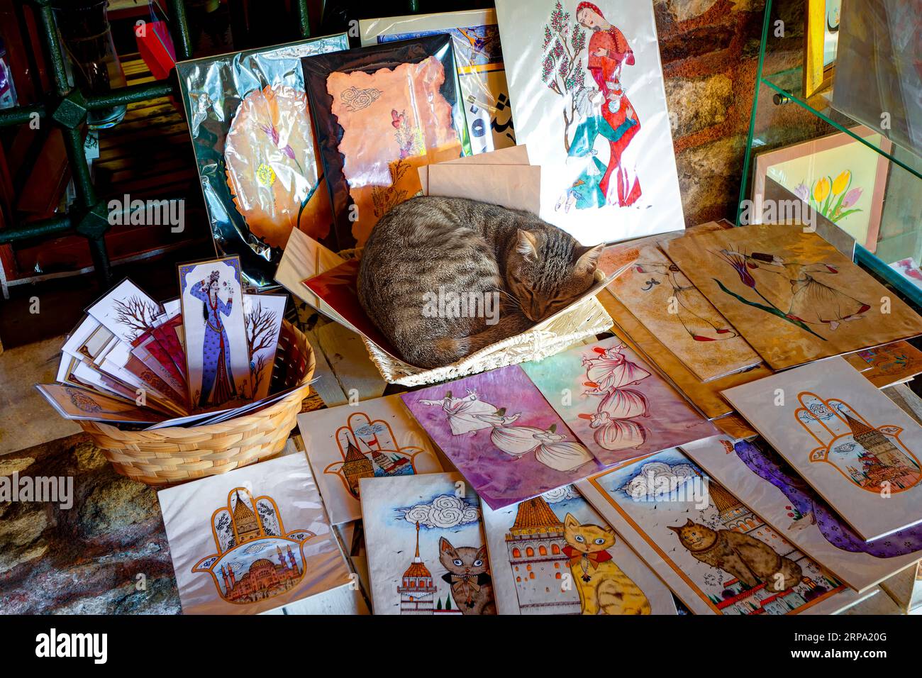 Fai shopping nel cortile della piccola moschea di Santa Sofia. Ex chiesa greco-ortodossa. Istanbul, Turchia Foto Stock