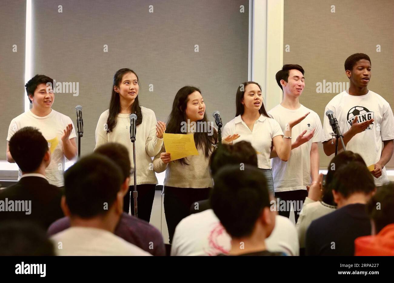 (190422) -- PECHINO, 22 aprile 2019 (Xinhua) -- gli studenti cantano poesie cinesi alla Niles North High School nello stato dell'Illinois, Stati Uniti, 3 aprile 2019. (Xinhua/Wang Ping) Xinhua titoli: Una lettera del presidente cinese, una storia di amicizia Cina-USA PUBLICATIONxNOTxINxCHN Foto Stock