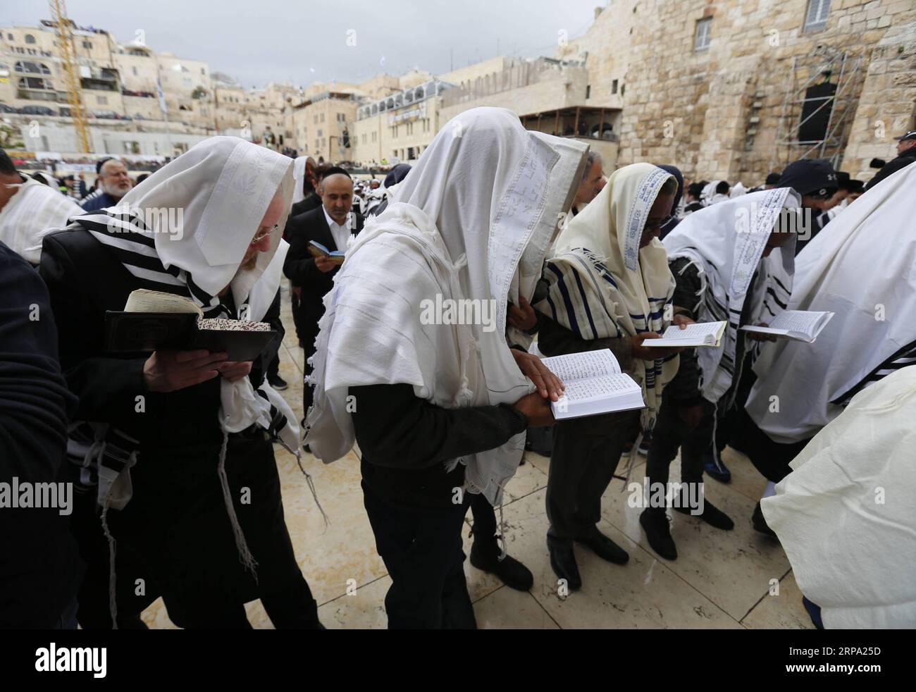 190422 -- GERUSALEMME, 22 aprile 2019 -- gli ebrei partecipano alla benedizione sacerdotale durante la festa di Pasqua al muro Occidentale nella città Vecchia di Gerusalemme il 22 aprile 2019. Migliaia di ebrei compiono il pellegrinaggio a Gerusalemme durante la festa di Pasqua di otto giorni, che commemora l'esodo degli Israeliti dalla schiavitù in Egitto circa 3.500 anni fa. MIDEAST-JERUSALEM-PASSOVER CELEBRATION MuammarxAwad PUBLICATIONxNOTxINxCHN Foto Stock