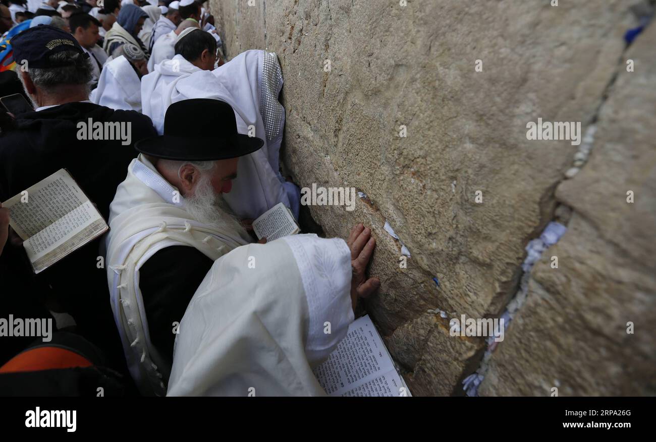 190422 -- GERUSALEMME, 22 aprile 2019 -- gli ebrei partecipano alla benedizione sacerdotale durante la festa di Pasqua al muro Occidentale nella città Vecchia di Gerusalemme il 22 aprile 2019. Migliaia di ebrei compiono il pellegrinaggio a Gerusalemme durante la festa di Pasqua di otto giorni, che commemora l'esodo degli Israeliti dalla schiavitù in Egitto circa 3.500 anni fa. MIDEAST-JERUSALEM-PASSOVER CELEBRATION MuammarxAwad PUBLICATIONxNOTxINxCHN Foto Stock