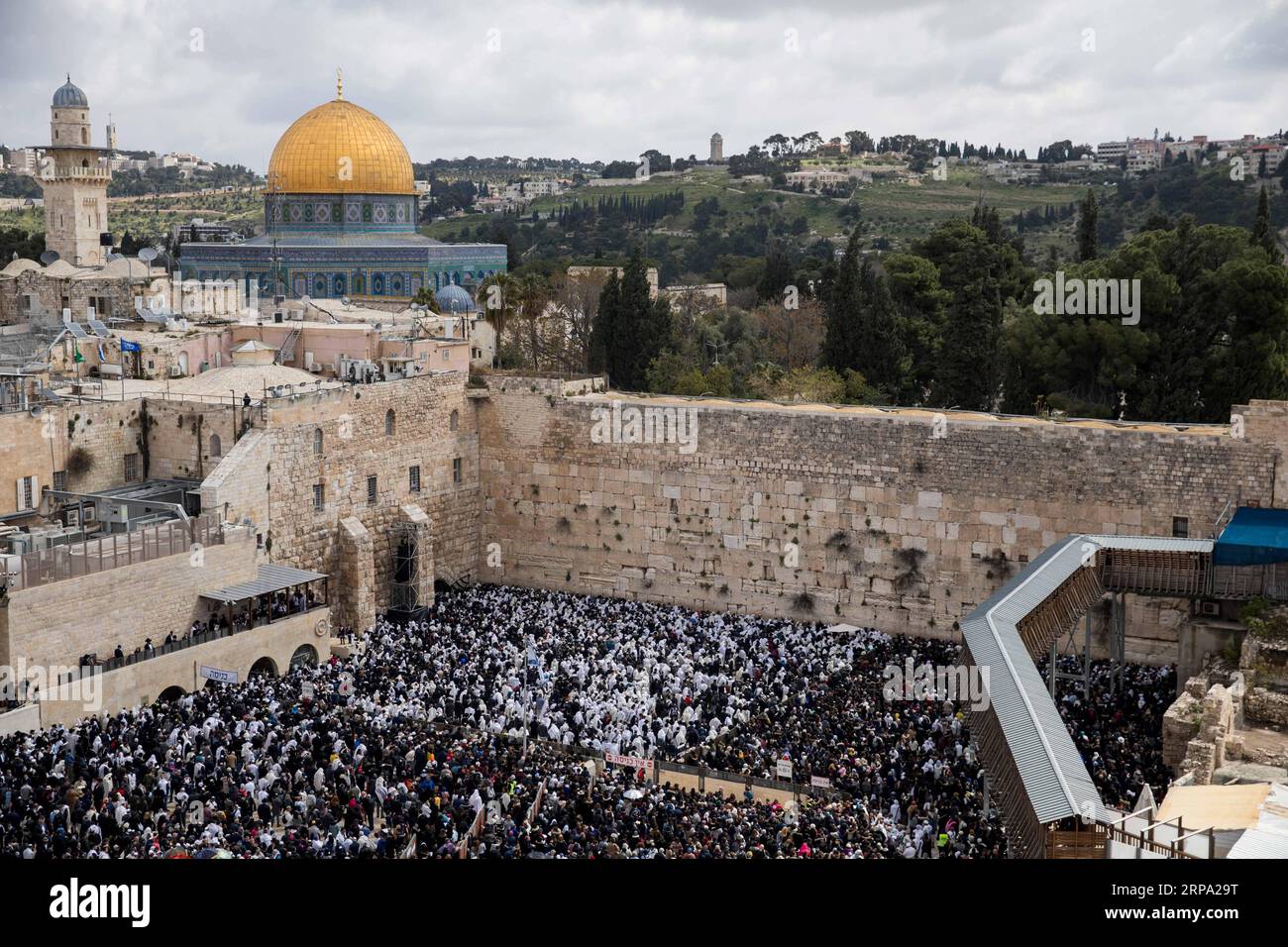 190422 -- GERUSALEMME, 22 aprile 2019 -- i fedeli ebrei prendono parte a una benedizione sacerdotale durante la festa ebraica di Pesach presso il muro Occidentale nella città Vecchia di Gerusalemme, il 22 aprile 2019. Migliaia di ebrei compiono il pellegrinaggio a Gerusalemme durante la festa di Pasqua di otto giorni, che commemora l'esodo degli Israeliti dalla schiavitù in Egitto circa 3.500 anni fa. FESTA MIDEAST-GERUSALEMME-PASQUA JINI PUBLICATIONXNOTXINXCHN Foto Stock