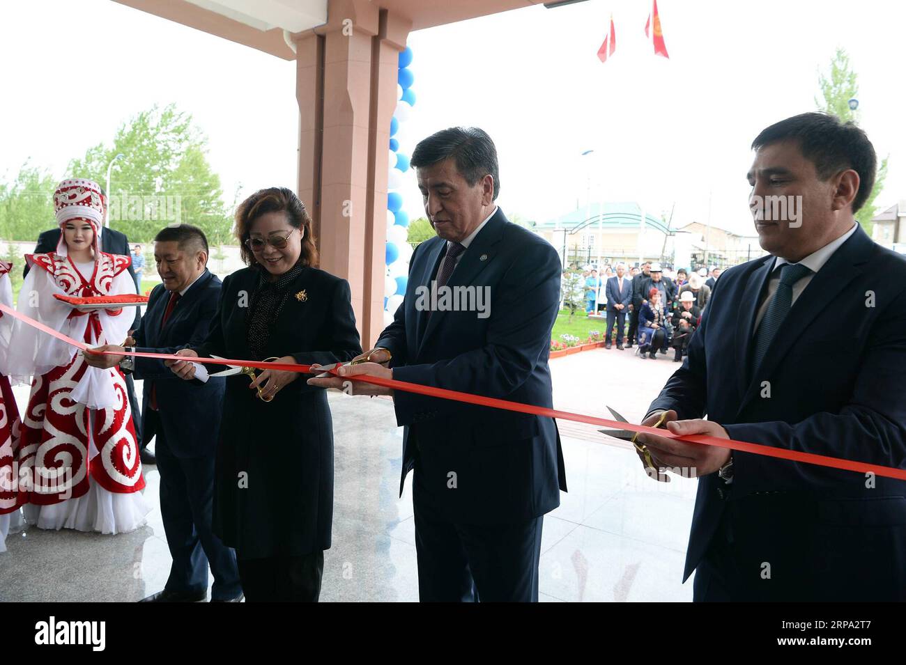(190423) - OSH, 23 aprile 2019 (Xinhua) - il presidente del Kirghizistan Sooronbai Jeenbekov (2a R) e l'ambasciatore cinese in Kirghizistan Du Dewen (3a R) hanno tagliato il nastro durante la cerimonia di consegna di un ospedale costruito con l'aiuto cinese nella capitale meridionale del Kirghizistan Osh, 22 aprile 2019. Lunedì il presidente del Kirghizistan Sooronbai Jeenbekov ha affermato che la Cina è un vicino stretto, un amico affidabile e un partner strategico del suo paese. Il presidente ha fatto le osservazioni in occasione della cerimonia di consegna di un ospedale costruito con l'aiuto cinese nella capitale meridionale del Kirghizistan Osh. Alla cerimonia ha partecipato anche Chine Foto Stock