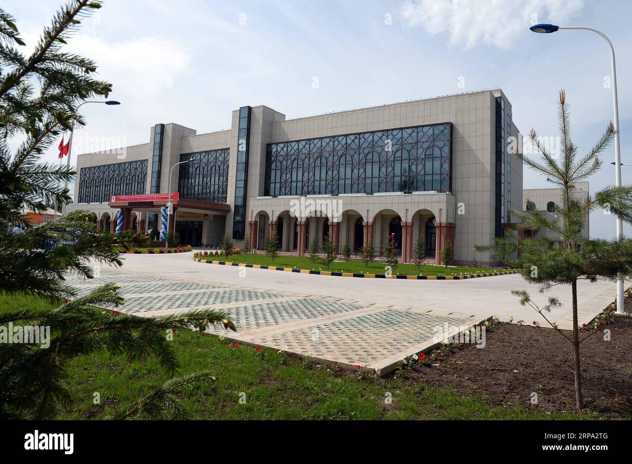 (190423) - OSH, 23 aprile 2019 (Xinhua) - foto scattata il 22 aprile 2019 mostra un ospedale costruito con l'aiuto cinese nella capitale meridionale del Kirghizistan Osh. Lunedì il presidente del Kirghizistan Sooronbai Jeenbekov ha affermato che la Cina è un vicino stretto, un amico affidabile e un partner strategico del suo paese. Il presidente ha fatto le osservazioni in occasione della cerimonia di consegna di un ospedale costruito con l'aiuto cinese nella capitale meridionale del Kirghizistan Osh. Alla cerimonia hanno partecipato anche l'ambasciatore cinese in Kirghizistan Du Dewen, funzionari e residenti locali. (XINHUA) KYRGYZSTAN-OSH-CHINA-AIDED HOSPITAL-HANDOVER CER Foto Stock