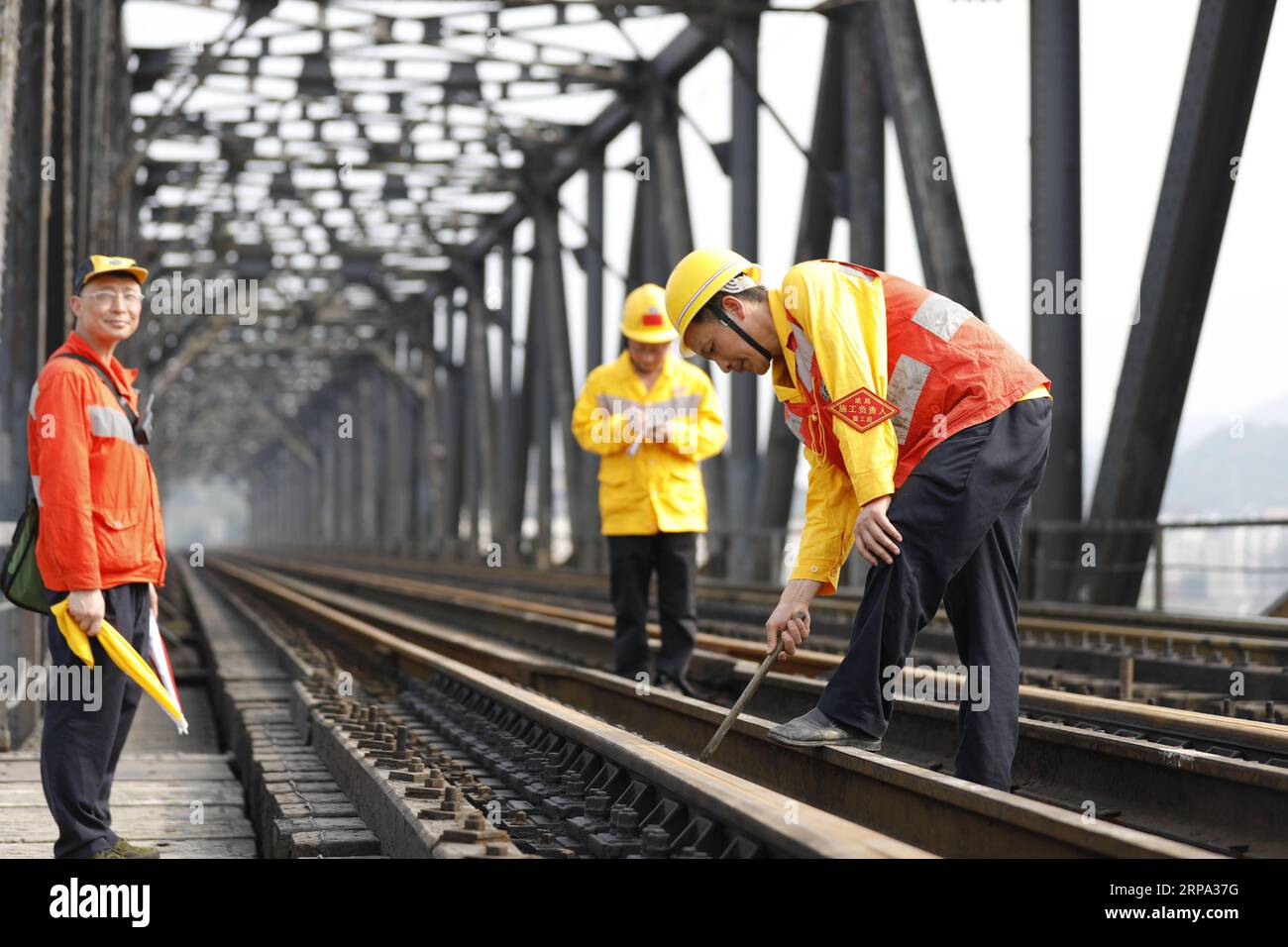 (190423) -- CHONGQING, 23 aprile 2019 (Xinhua) -- i lavoratori controllano il precedente ponte ferroviario del fiume Baishatuo Yangtze a Jiangjin, nella municipalità di Chongqing della Cina sud-occidentale, 23 aprile 2019. Il precedente ponte ferroviario del fiume Baishatuo Yangtze, completato nel 1959, cesserà il servizio dopo il 24 aprile. Dopo quel giorno, tutti i treni percorreranno il nuovo ponte ferroviario a due piani con capriata in acciaio. Il nuovo ponte ha 4 binari sul ponte superiore per treni passeggeri con una velocità prevista di 200 chilometri all'ora e 2 binari sul ponte inferiore per treni merci con una velocità prevista di 120 chilometri Foto Stock