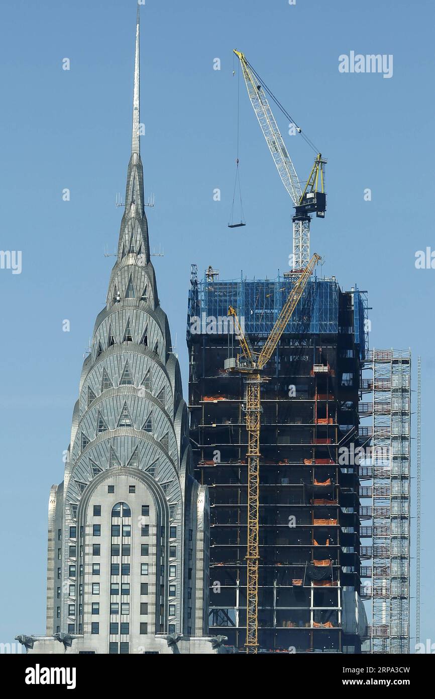 (190423) -- NEW YORK, 23 aprile 2019 -- il Chrysler Building (L) e One Vanderbilt, un grattacielo in costruzione, sono visibili dalla sede delle Nazioni Unite a New York, 23 aprile 2019. ) U.S.-NEW YORK-REAL ESTATE LixMuzi PUBLICATIONxNOTxINxCHN Foto Stock