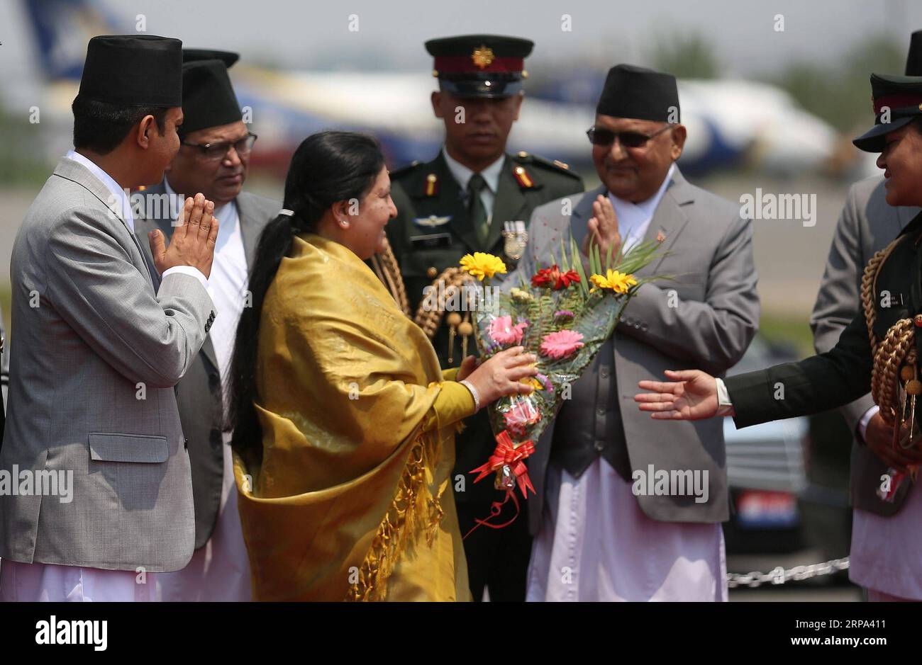 (190424) -- KATHMANDU, 24 aprile 2019 -- il presidente nepalese Bidya devi Bhandari (3rd L) saluta il primo ministro KP Sharma oli (5th L) mentre parte per una visita in Cina all'aeroporto internazionale Tribhuvan di Kathmandu, capitale del Nepal, 24 aprile 2019. Il presidente nepalese Bidya devi Bhandari è partito per una visita in Cina mercoledì per partecipare al Second Belt and Road Forum for International Cooperation. ) NEPAL-KATHMANDU-PRESIDENT-CHINA-VISITA-PARTENZA SUNILXSHARMA PUBLICATIONXNOTXINXCHN Foto Stock
