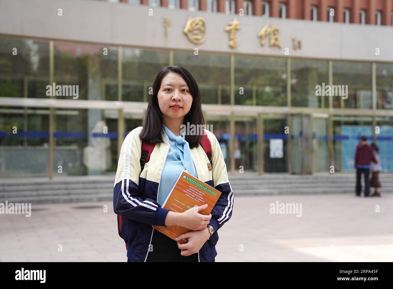 (190424) -- Pechino, 24 aprile 2019 (Xinhua) -- Phan Thi Ngoc Han dal Vietnam si erge di fronte alla biblioteca di Pechino studi universitari internazionali di Pechino, capitale della Cina, 21 aprile 2019. Lei è venuto in Cina nel 2018. Attualmente sta prendendo i corsi di preparazione a Pechino studi universitari internazionali. Ella si è interessata in Cina quando lei era una bambina. Dopo imparare il cinese per tre anni in Vietnam, lei è venuto in Cina per uno studio ulteriore. Lei spera di diventare un insegnante cinese in Vietnam dopo la laurea. Con la proposta di cinghia e iniziativa su strada, un numero crescente di o Foto Stock