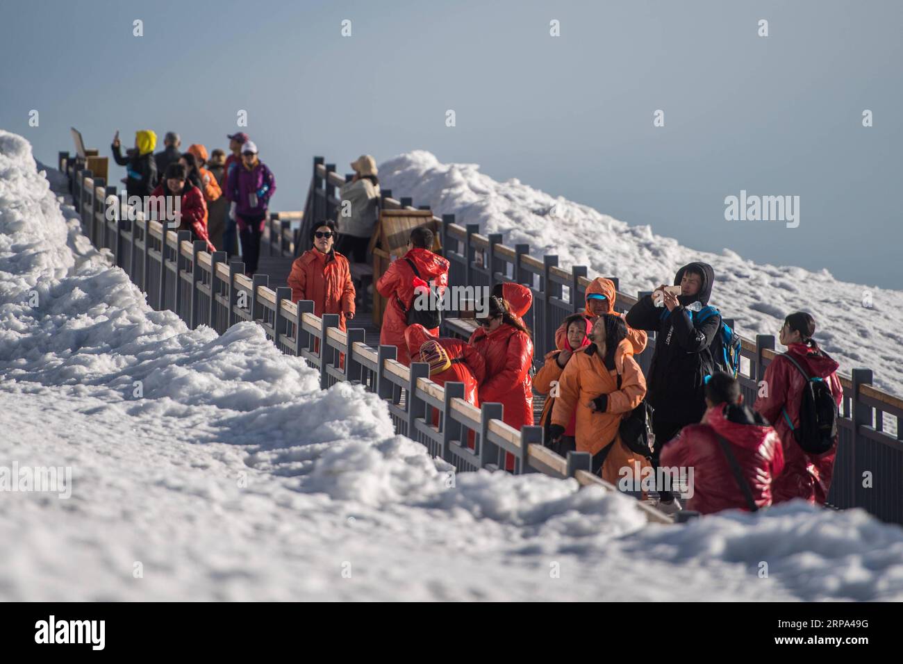 (190424) -- LIJIANG, 24 aprile 2019 (Xinhua) -- i turisti visitano la montagna delle nevi di Yulong nella città di Lijiang, nella provincia dello Yunnan della Cina sud-occidentale, 21 aprile 2019. Secondo le autorità locali, il turismo ha iniziato a scaldarsi quando è stato lanciato un servizio ferroviario più veloce tra Lijiang e la capitale provinciale Kunming all'inizio del 2019. Durante la prima stagione, Lijiang ha accolto 12,325 milioni di arrivi e ha registrato un fatturato totale di 25,637 miliardi di yuan, rispettivamente in crescita del 21,5% e del 15,13% rispetto all'anno precedente. (Xinhua/Hu Chao) CHINA-YUNNAN-LIJIANG-TOURISM (CN) PUBLICATIONxNOTxINxCHN Foto Stock