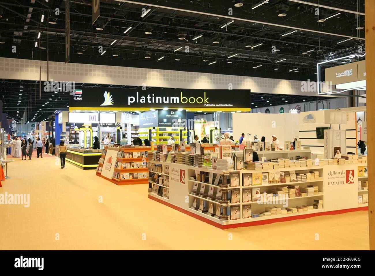 (190424) -- ABU DHABI, 24 aprile 2019 (Xinhua) -- la foto scattata il 24 aprile 2019 mostra la 29a edizione dell'Abu Dhabi International Book Fair, ad Abu Dhabi, negli Emirati Arabi Uniti (Emirati Arabi Uniti). La 29esima edizione della Fiera Internazionale del Libro di Abu Dhabi è iniziata mercoledì presso l'Abu Dhabi National Exhibition Centre, con oltre 500.000 titoli in mostra. (Xinhua/su Xiaopo) UAE-ABU DHABI-INT L BOOK FAIR-OPENING PUBLICATIONxNOTxINxCHN Foto Stock