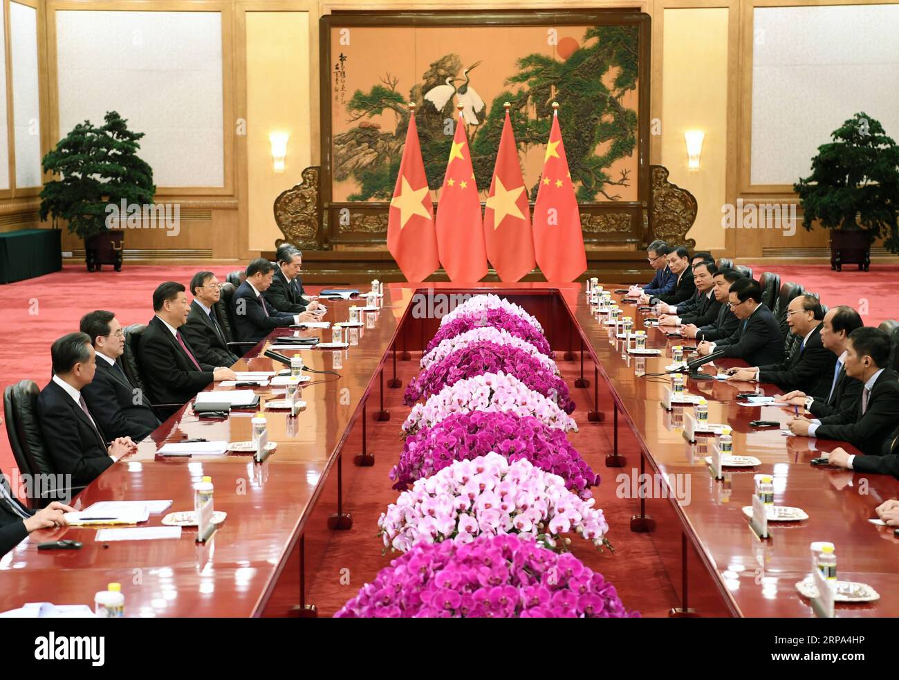 (190425) -- PECHINO, 25 aprile 2019 -- il presidente cinese Xi Jinping incontra il primo ministro vietnamita Nguyen Xuan Phuc, che è qui per partecipare al secondo Belt and Road Forum for International Cooperation, presso la grande sala del popolo di Pechino, capitale della Cina, 25 aprile 2019. ) (BRF)CINA-PECHINO-XI JINPING-VIETNAMITA PM-MEETING (CN) YINXBOGU PUBLICATIONXNOTXINXCHN Foto Stock