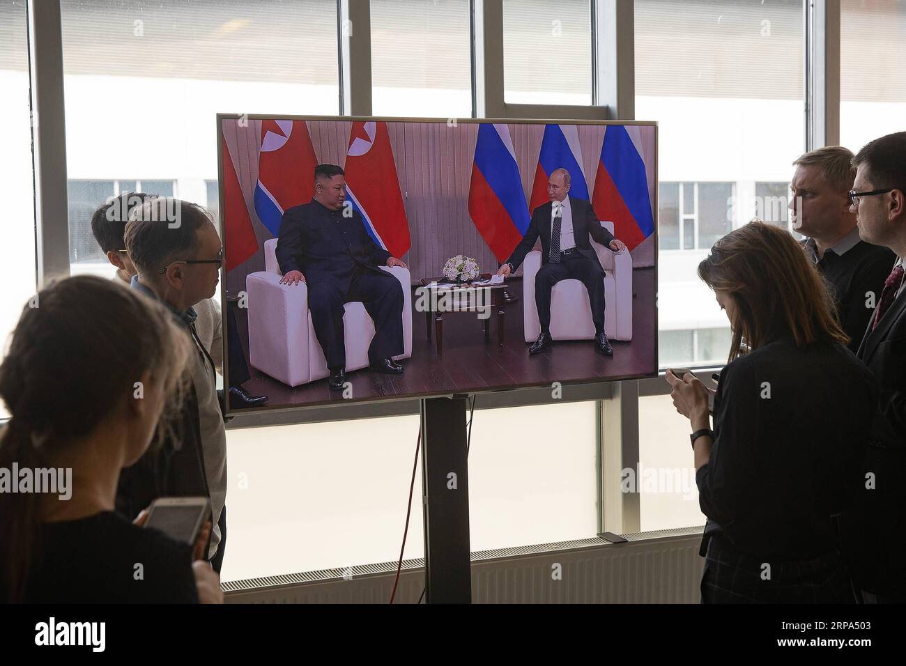 (190425) -- VLADIVOSTOK, 25 aprile 2019 (Xinhua) -- la gente guarda una trasmissione televisiva in diretta sull'incontro tra il presidente russo Vladimir Putin e il leader della Repubblica democratica popolare di Corea (RPDC) Kim Jong un a Vladivostok, Russia, 25 aprile 2019. (Xinhua/Bai Xueqi) RIUNIONE DEL VERTICE RUSSIA-RPDC PUBLICATIONxNOTxINxCHN Foto Stock