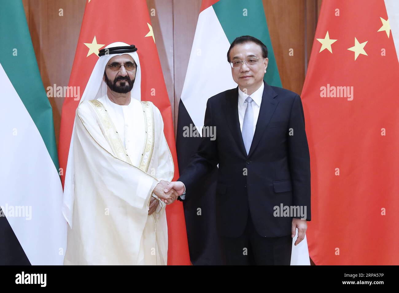 (190425) -- PECHINO, 25 aprile 2019 -- il Premier cinese li Keqiang (R) incontra il Vice Presidente degli Emirati Arabi Uniti (Emirati Arabi Uniti) e il primo Ministro Sheikh Mohammed bin Rashid al Maktoum, che è qui per partecipare al Second Belt and Road Forum for International Cooperation, a Pechino, capitale della Cina, il 25 aprile 2019. ) (BRF)CHINA-BEIJING-LI KEQIANG-UAE VICE PRESIDENT-MEETING (CN) LIUXBIN PUBLICATIONXNOTXINXCHN Foto Stock