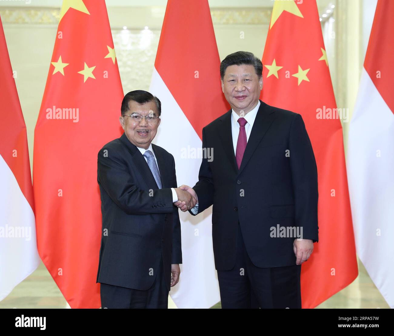 (190425) - PECHINO, 25 aprile 2019 - il presidente cinese Xi Jinping (R) incontra il vicepresidente indonesiano Jusuf Kalla, qui per partecipare al secondo Belt and Road Forum per la cooperazione internazionale, a Pechino, capitale della Cina, il 25 aprile 2019. ) (BRF)CHINA-BEIJING-XI JINPING-INDONESIA VICE PRESIDENT-MEETING (CN) WANGXYE PUBLICATIONXNOTXINXCHN Foto Stock