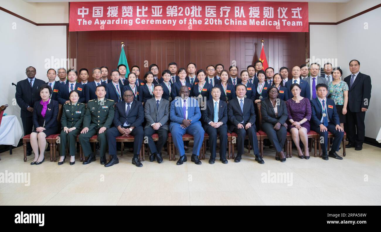 (190425) -- LUSAKA, 25 aprile 2019 (Xinhua) -- i membri della 20a squadra medica cinese e gli ospiti si posano per una foto di gruppo dopo una cerimonia di premiazione a Lusaka, Zambia, il 24 aprile 2019. Lo Zambia ha tenuto una cerimonia qui per dare premi al 20 ° team medico cinese sulla sua fornitura di vari servizi sanitari nella nazione del sud Africa. Alla cerimonia, cui hanno partecipato mercoledì il Ministro della salute Chitalu Chilufya, l'Ambasciatore cinese in Zambia li Jie e il Vice Sindaco della città di Luoyang nella provincia cinese di Henan He min, hanno visto ogni membro del team ricevere una medaglia in apprezzamento del servi Foto Stock