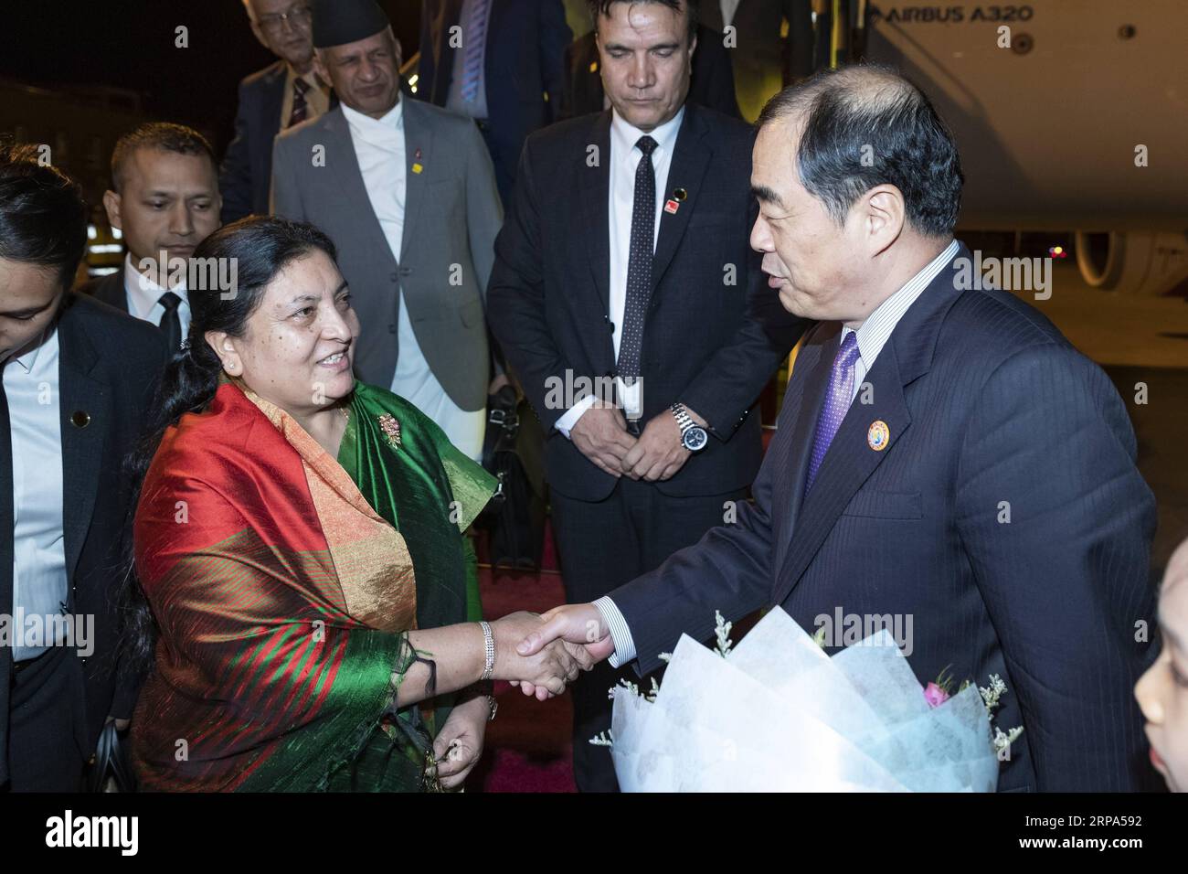 (190425) - PECHINO, 25 aprile 2019 - il presidente nepalese Bidya devi Bhandari arriva a Pechino, capitale della Cina, il 25 aprile 2019, per fare una visita di stato in Cina e partecipare al secondo Belt and Road Forum per la cooperazione internazionale. Parteciperà anche alla cerimonia di apertura della mostra internazionale orticola di Pechino 2019. ) (BRF)CINA-PECHINO-CINTURA E STRADA FORUM-NEPALESE PRESIDENTE-ARRIVO (CN) SHENXBOHAN PUBLICATIONXNOTXINXCHN Foto Stock