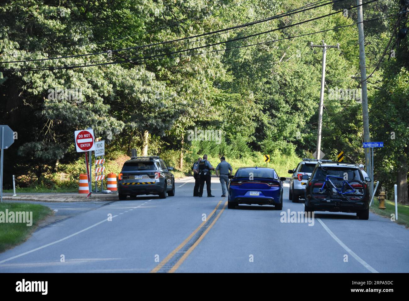 West Chester, Stati Uniti. 3 settembre 2023. La polizia chiude le strade e controlla i veicoli nell'area. La polizia di stato della Pennsylvania e le forze dell'ordine federali a West Chester cercano Daniel Cavalcante dopo essere fuggito di prigione. Daniel Cavalcante è condannato per aver ucciso la sua ex ragazza. La ricerca è in corso e si sta intensificando da diversi giorni. Daniel Cavalcante fu avvistato vicino a Waterglen Lane. (Foto di Kyle Mazza/SOPA Images/Sipa USA) credito: SIPA USA/Alamy Live News Foto Stock