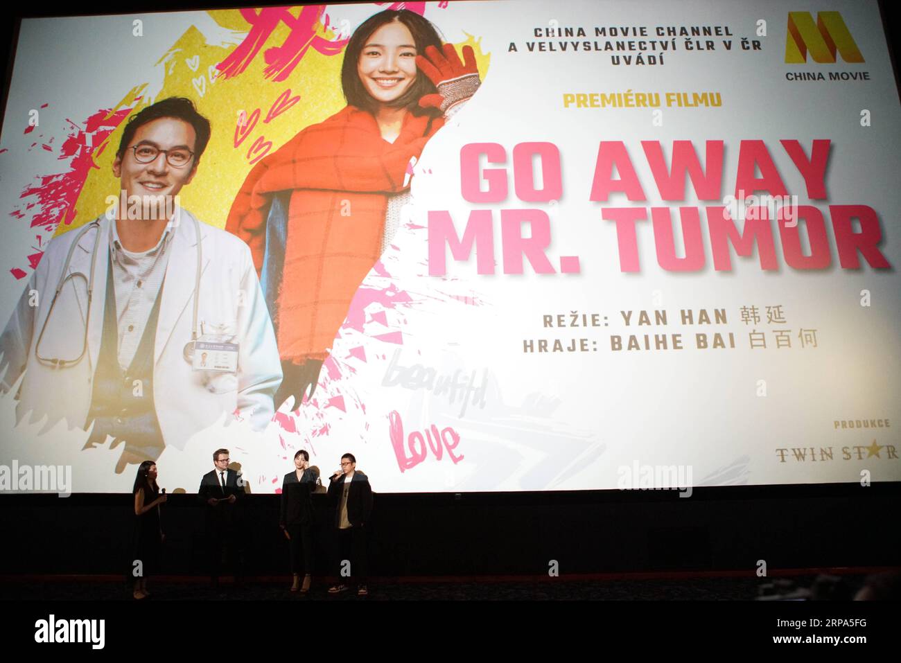 (190426) -- PRAGA, 26 aprile 2019 -- il film Go Away Mr. Tumor apre la Chinese Film Week a Praga, Repubblica Ceca, 25 aprile 2019. L'evento di una settimana è iniziato a Praga mercoledì sera, portando il popolo ceco al meglio del recente cinema cinese che spazia dall'azione al teatro, dal romanticismo e molto altro ancora. ) REPUBBLICA CECA-PRAGA-CINESE FILM WEEK DANAXKESNEROVA PUBLICATIONXNOTXINXCHN Foto Stock
