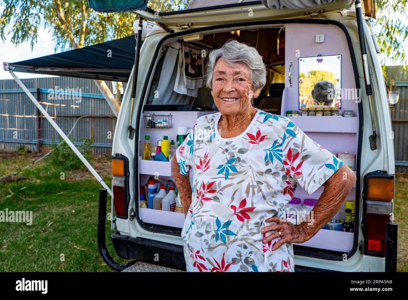 Van viaggiando anziana donna che vive nel suo furgone e viaggia in Australia, nel parco caravan di Winton, Queensland. (Per ulteriori dettagli, vedere informazioni aggiuntive) Foto Stock