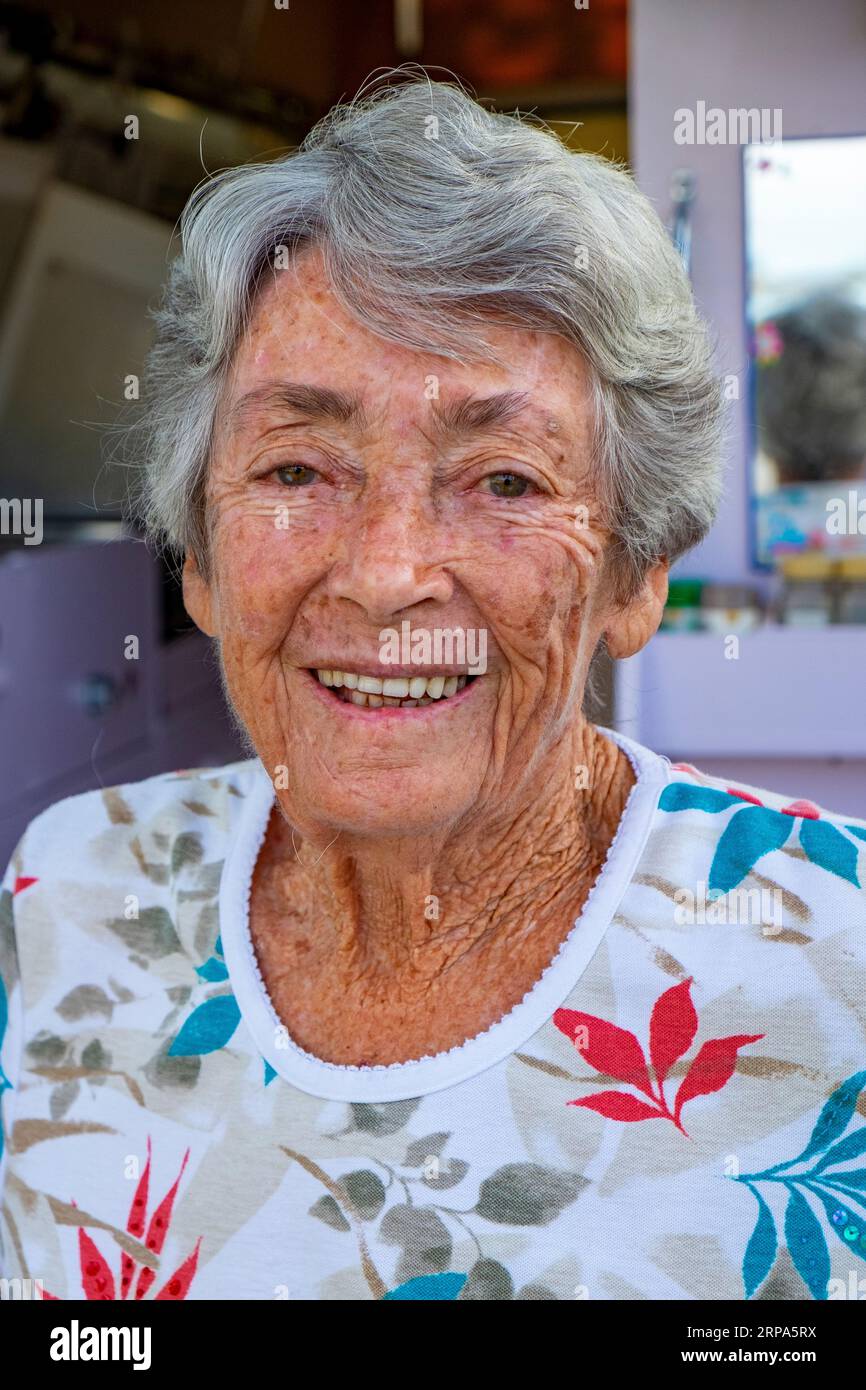 Van viaggiando anziana donna che vive nel suo furgone e viaggia in Australia, nel parco caravan di Winton, Queensland. (Per ulteriori dettagli, vedere informazioni aggiuntive) Foto Stock