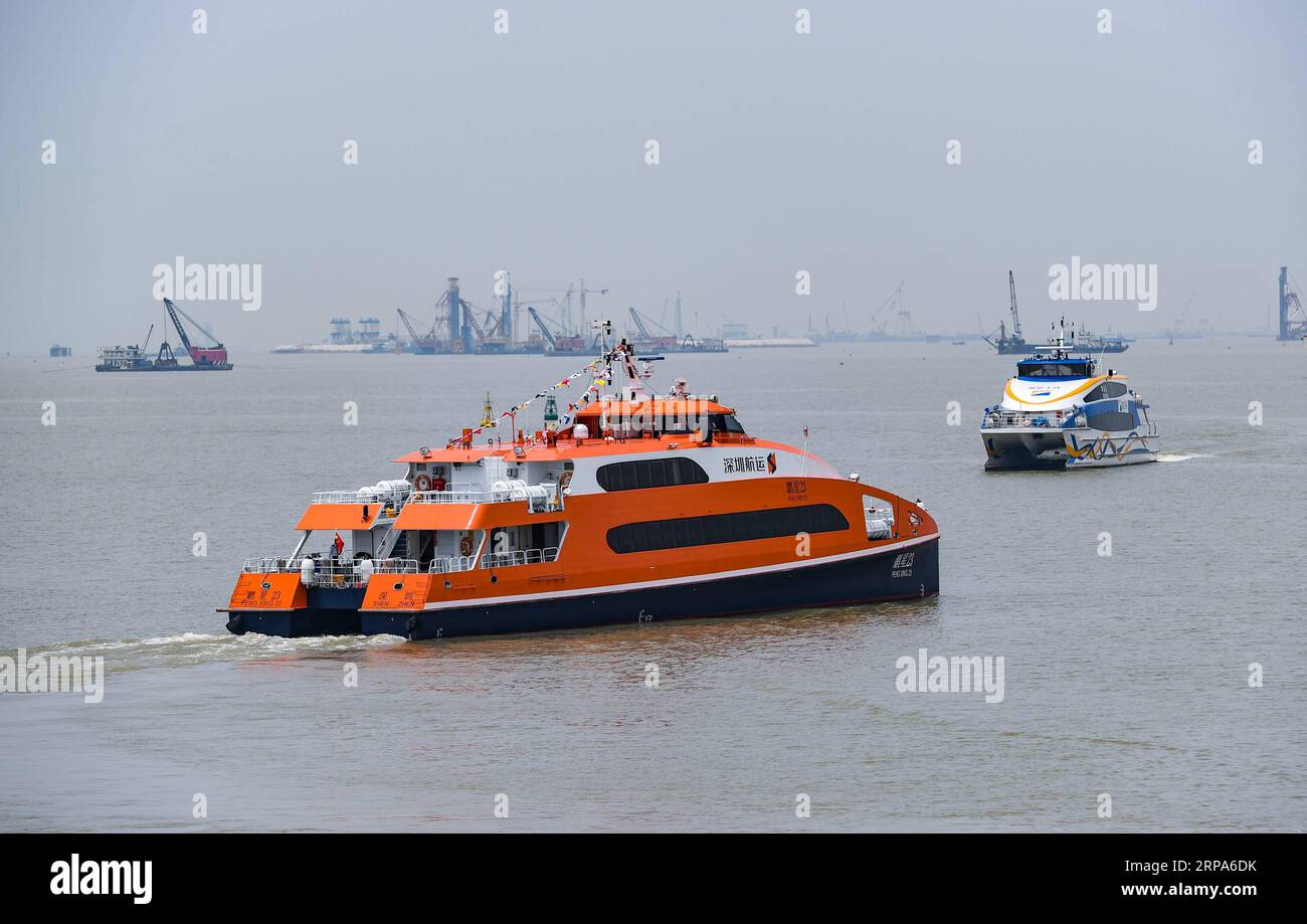 (190427) - SHENZHEN, 27 aprile 2019 (Xinhua) -- Un traghetto parte dal terminal dei traghetti dell'aeroporto di Shenzhen per il porto di Jiuzhou a Zhuhai, a Shenzhen, nella provincia del Guangdong della Cina sudorientale, 26 aprile 2019. Il traghetto che collega il terminal dei traghetti dell'aeroporto di Shenzhen e il porto di Jiuzhou di Zhuhai è stato messo in funzione venerdì, riducendo il tempo di viaggio a 65 minuti. E' inoltre fornito un autobus navetta per gli ultimi 10 minuti di auto dall'aeroporto. (Xinhua/Mao Siqian) CHINA-SHENZHEN-ZHUHAI-WATER BUS SERVICE(CN) PUBLICATIONxNOTxINxCHN Foto Stock