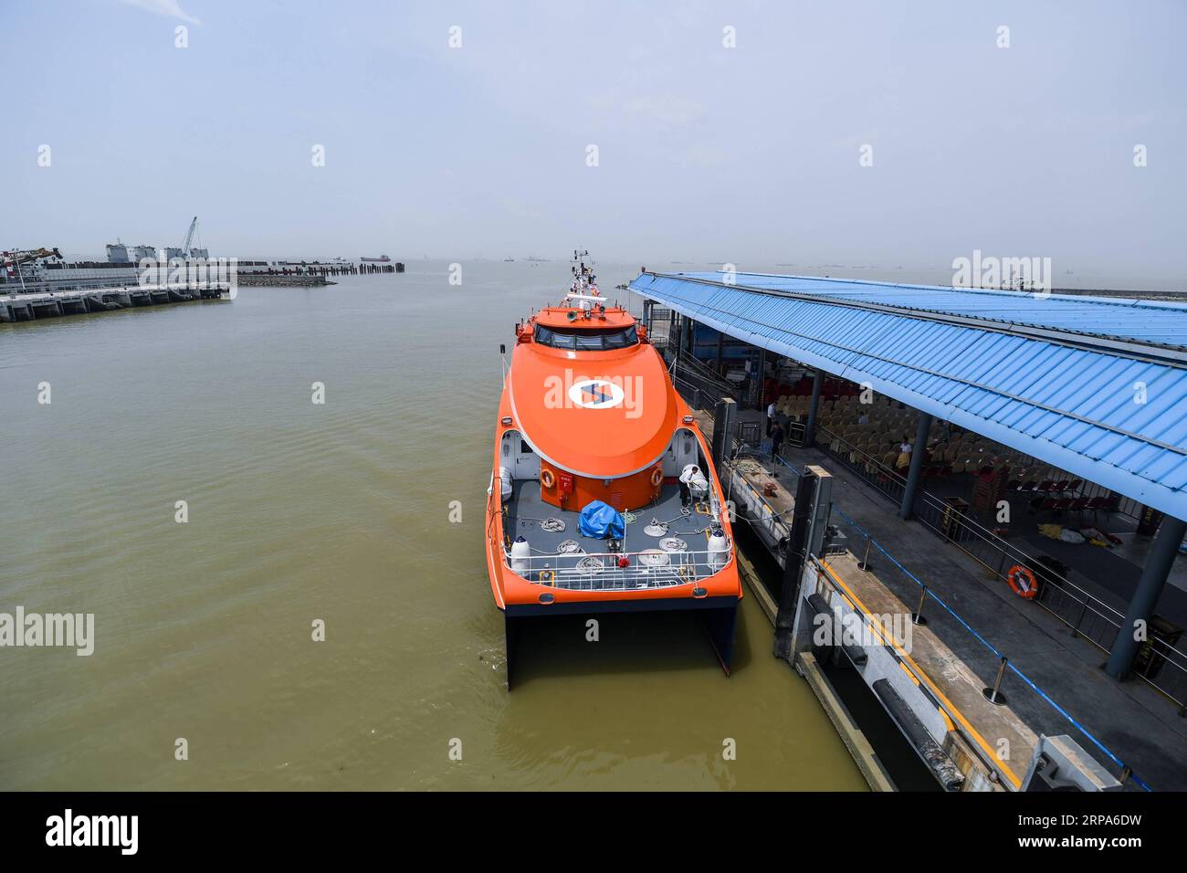 (190427) - SHENZHEN, 27 aprile 2019 (Xinhua) -- Un traghetto parte dal terminal dei traghetti dell'aeroporto di Shenzhen per il porto di Jiuzhou a Zhuhai, a Shenzhen, nella provincia del Guangdong della Cina sudorientale, 26 aprile 2019. Il traghetto che collega il terminal dei traghetti dell'aeroporto di Shenzhen e il porto di Jiuzhou di Zhuhai è stato messo in funzione venerdì, riducendo il tempo di viaggio a 65 minuti. E' inoltre fornito un autobus navetta per gli ultimi 10 minuti di auto dall'aeroporto. (Xinhua/Mao Siqian) CHINA-SHENZHEN-ZHUHAI-WATER BUS SERVICE(CN) PUBLICATIONxNOTxINxCHN Foto Stock